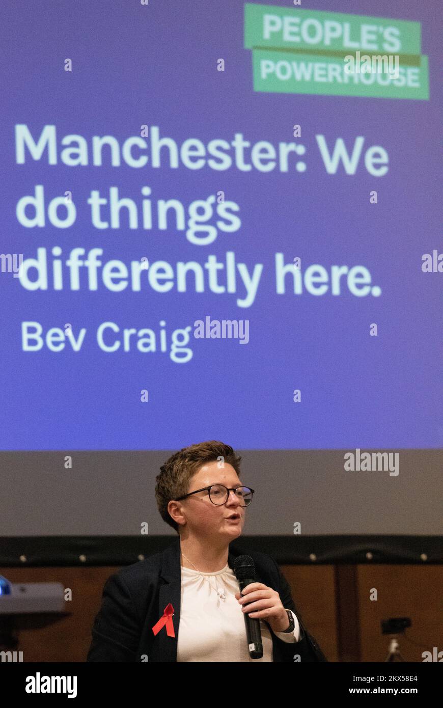 Manchester UK 30.. November 2022 spricht Bev Craig, Leiter des stadtrats von Manchester, auf der „This is the North“-Veranstaltung des Peoples Powerhouse. Am Mittwoch, den 30.. November, trafen sich die „Großen und Guten“ im Friends Meeting House zur dritten Jahrestagung des Peoples Powerhouse. Zu den Teilnehmern zählten Andy Burnham (Manchester Mayor), Nazir Afzal (Kanzler der Universität Manchester) und Bev Craig (Leiter des Stadtrats von Manchester). Ziel der Organisation ist es, "die Nordländer zusammenzubringen, damit sie entscheiden können, wie die Zukunft des Nordens aussehen soll" Stockfoto