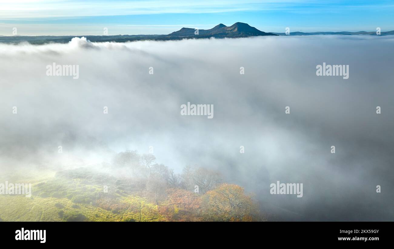 Luftaufnahme einer Wolkeninvertierung um die Eildons und den Fluss Tweed von Obenthas Scott's View an einem sonnigen Novembertag. Stockfoto