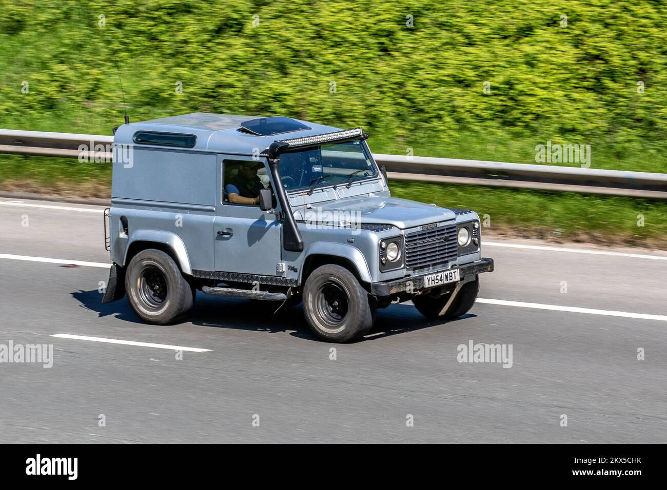 Land rover defender 90 td5 -Fotos und -Bildmaterial in hoher Auflösung –  Alamy