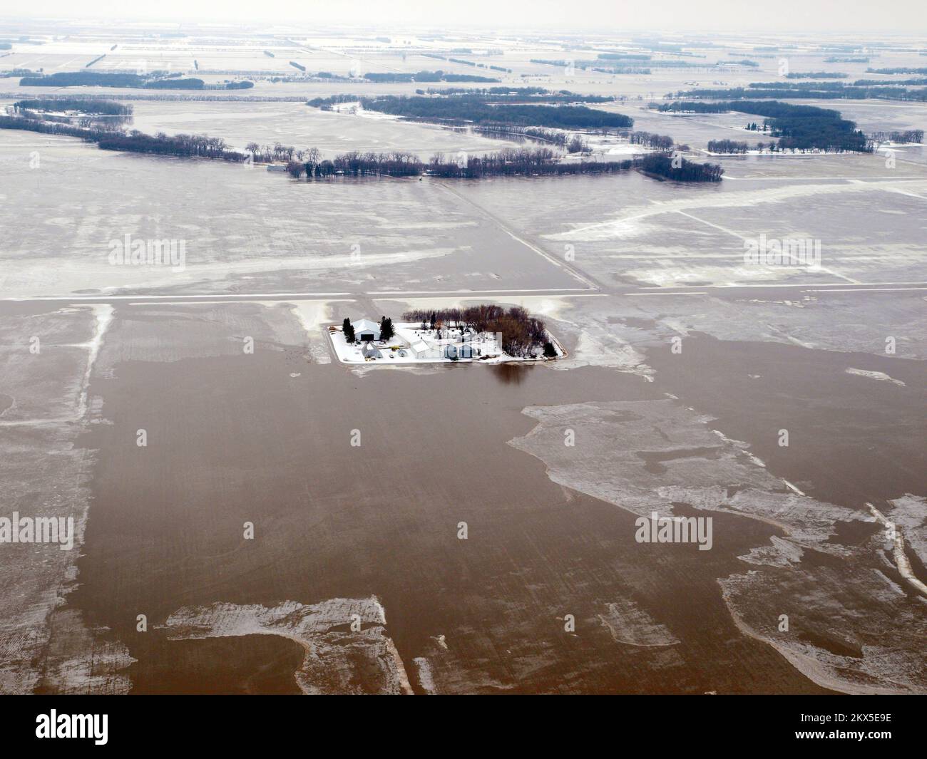 Überschwemmung - Moorhead, Minnesota , 29. März 2009 Hochwasser nördlich der Stadt. Foto: Michael Rieger/FEMA. Schwere Stürme und Überschwemmungen in North Dakota. Fotos zu Katastrophen- und Notfallmanagementprogrammen, Aktivitäten und Beamten Stockfoto