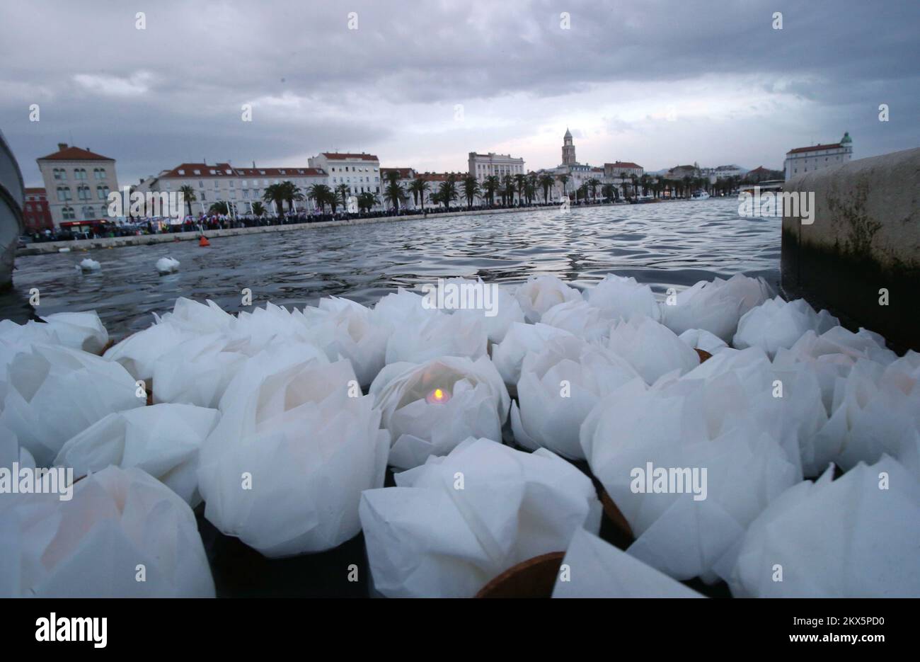 12.04.2018., Kroatien, Split - die Domine Association organisierte das Verlegen von Laternen im Meer auf Matejuska zur Unterstützung der Opfer häuslicher Gewalt. Foto: Ivo Cagalj/PIXSELL Stockfoto