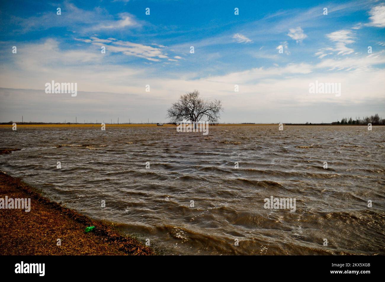 Überschwemmungen - Harwood, N. D. , 16. April 2009 viele Gebiete von North Dakota waren mit Hochwasser bedeckt, Wochen nach den Stürmen und Überschwemmungen im März. Die Wohngebiete von Harwood sind immer noch überflutet, und die Einwohner sind schwer zu erreichen. Eliud Echevarria/FEMA. Schwere Stürme und Überschwemmungen in North Dakota. Fotos zu Katastrophen- und Notfallmanagementprogrammen, Aktivitäten und Beamten Stockfoto