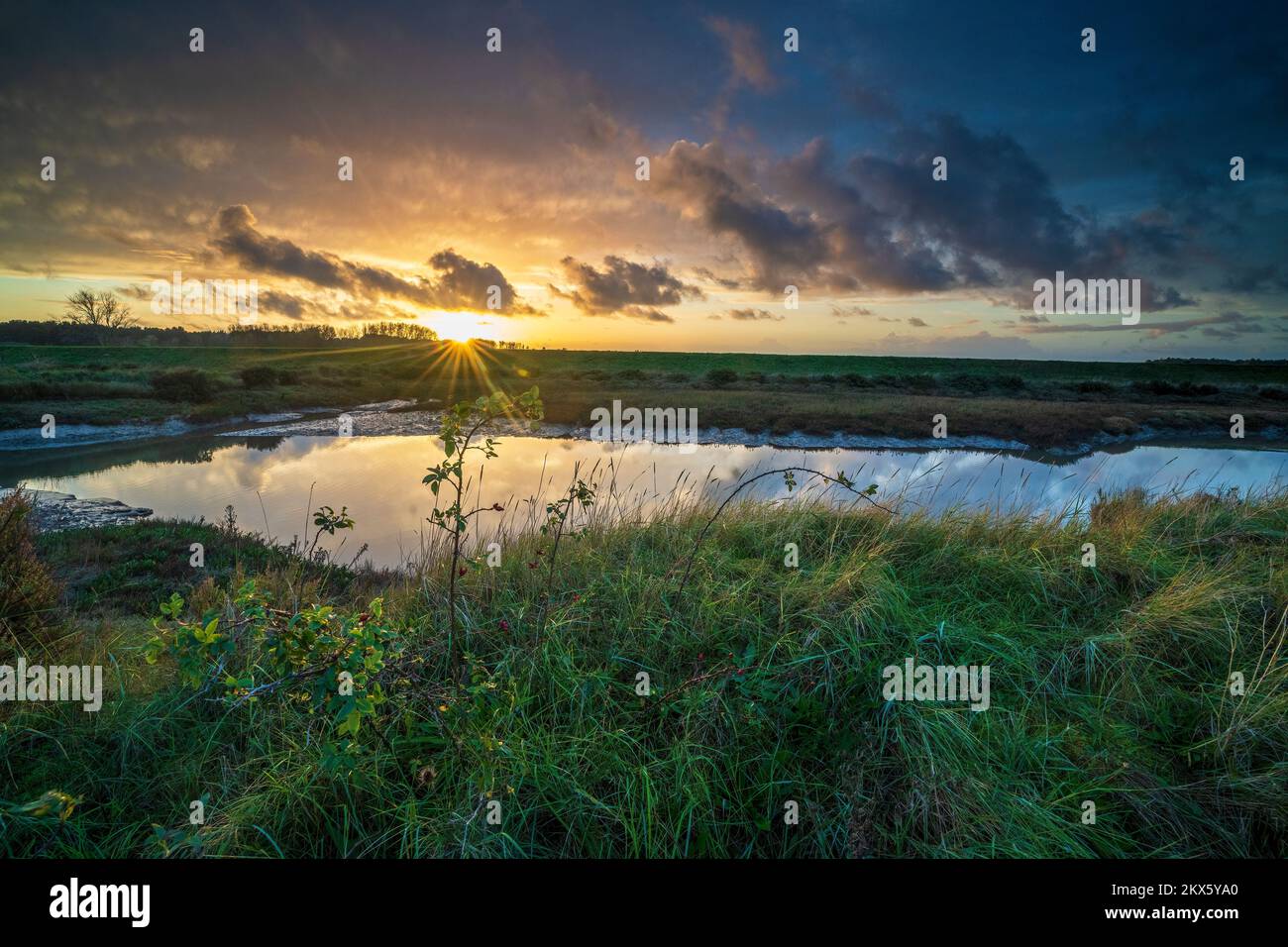 Thornham Marshes and Creek at Sunset, Thornham, Norfolk, England, Großbritannien Stockfoto