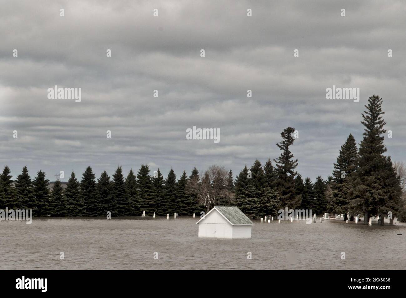 Überschwemmungen - Pembina, N. D., 20. April 2009 überflutete der Friedhof am Highway in Pembina City. Viele Gebiete von North Dakota waren Wochen nach den Stürmen und Überschwemmungen im März mit Hochwasser bedeckt. Eliud Echevarria/FEMA. Schwere Stürme und Überschwemmungen in North Dakota. Fotos zu Katastrophen- und Notfallmanagementprogrammen, Aktivitäten und Beamten Stockfoto