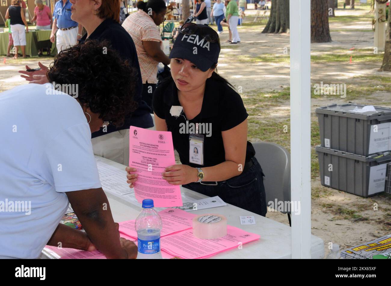FEMA auf dem Tifton Arts/Crafts Festival. Schwere Stürme, Überschwemmungen, Tornadoes und Straight-Line-Winde in Georgia. Fotos zu Katastrophen- und Notfallmanagementprogrammen, Aktivitäten und Beamten Stockfoto