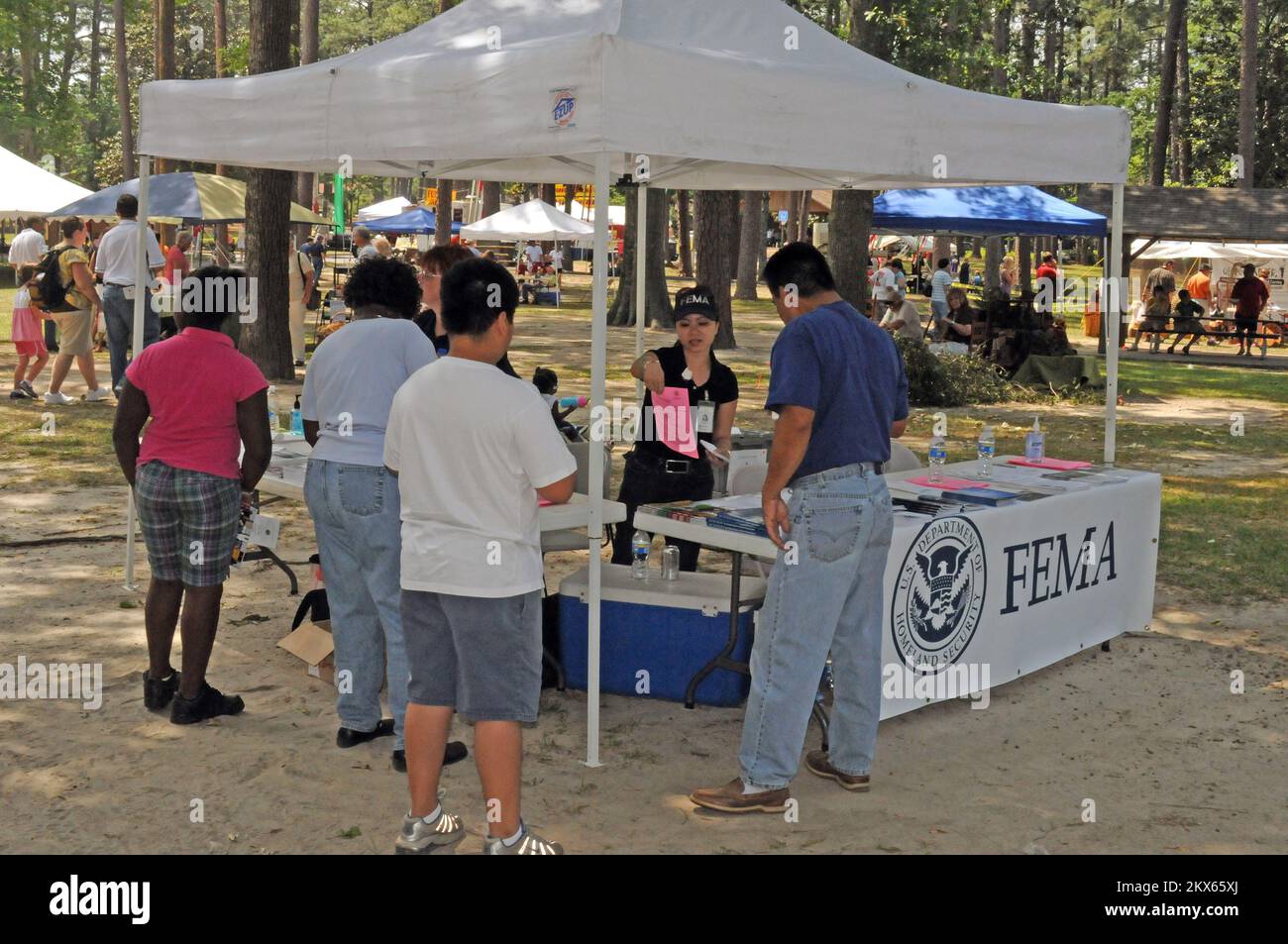 FEMA auf dem Tifton Arts/Crafts Festival. Schwere Stürme, Überschwemmungen, Tornadoes und Straight-Line-Winde in Georgia. Fotos zu Katastrophen- und Notfallmanagementprogrammen, Aktivitäten und Beamten Stockfoto