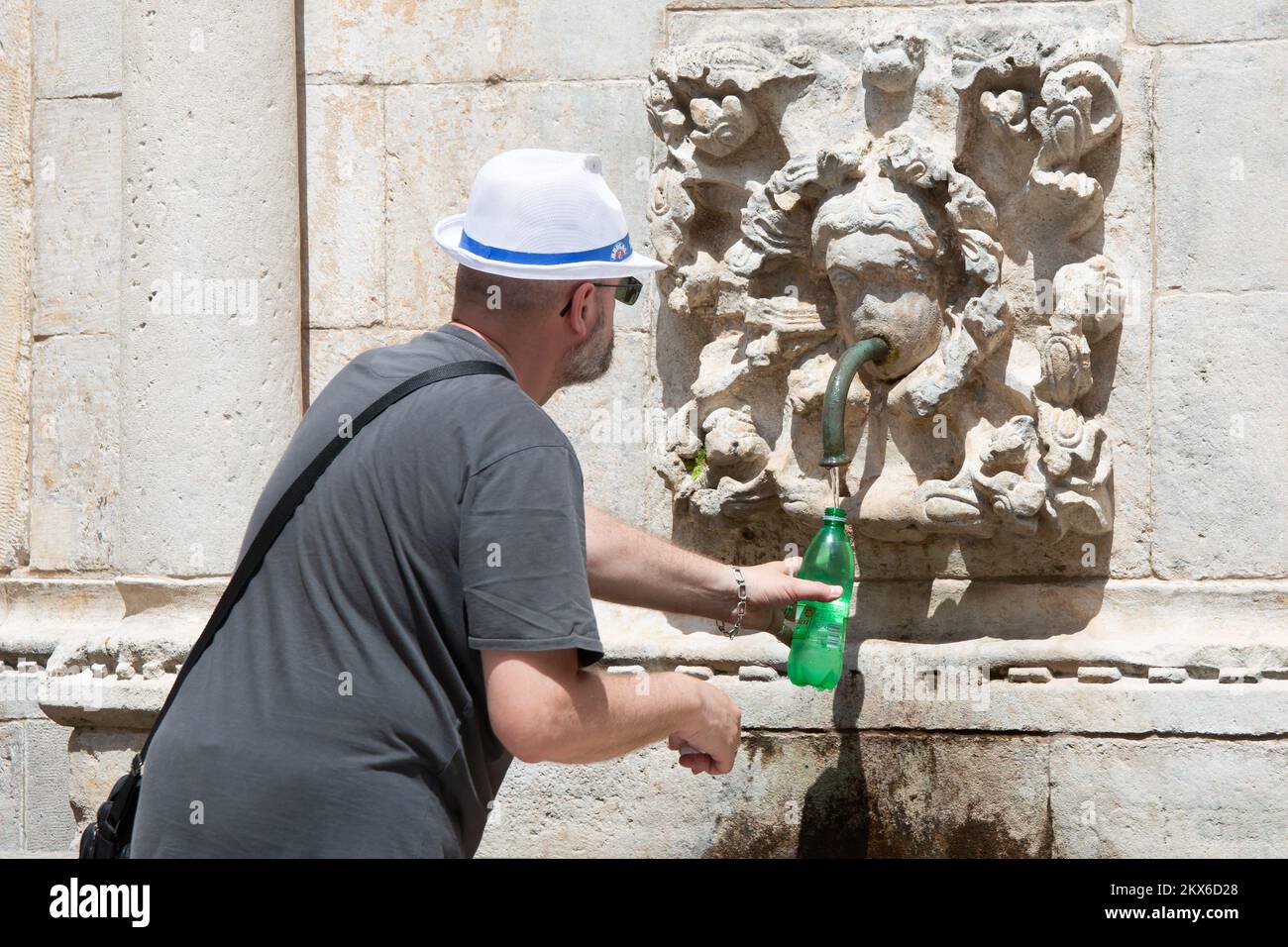 04.06.2018., Kroatien, Dubrovnik - die Hitze im Herzen des Sommers veranlasste die Gäste, die Brunnen der Stadt vorübergehend wiederzubeleben. Foto: Grgo Jelavic/PIXSELL Stockfoto