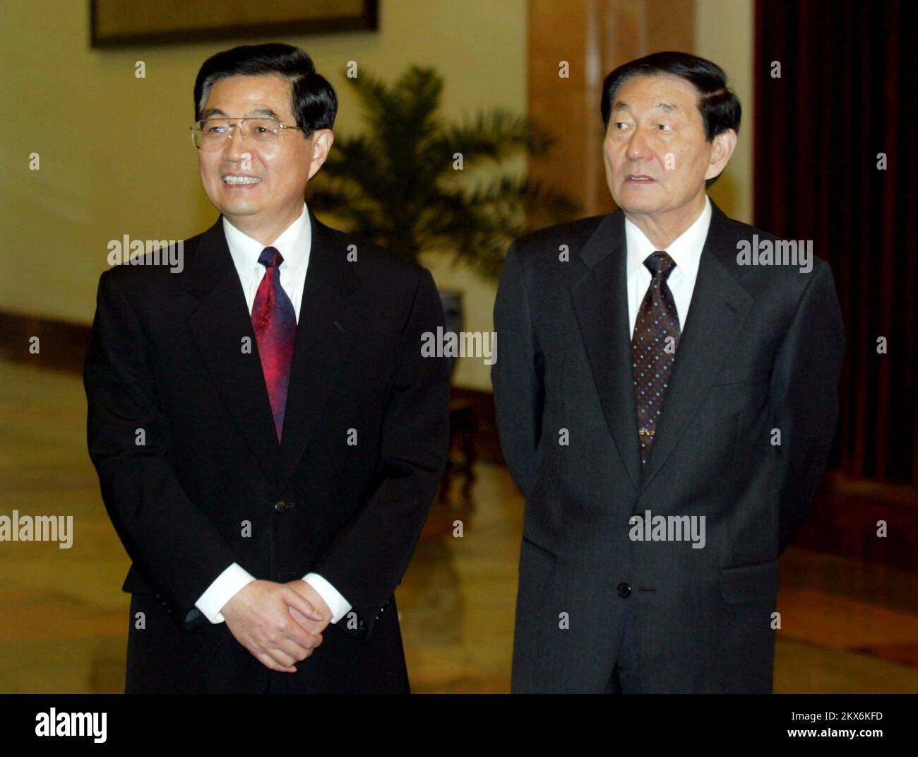 Der chinesische Vizepräsident Hu Jintao (L) und Ministerpräsident Zhu Rongji (R) nehmen an einer Abschiedsfeier für Präsident Jiang Zemin in Peking Teil, bevor er in die Vereinigten Staaten abreist. 22. OKTOBER 2002 ***NICHT FÜR WERBEZWECKE*** Stockfoto