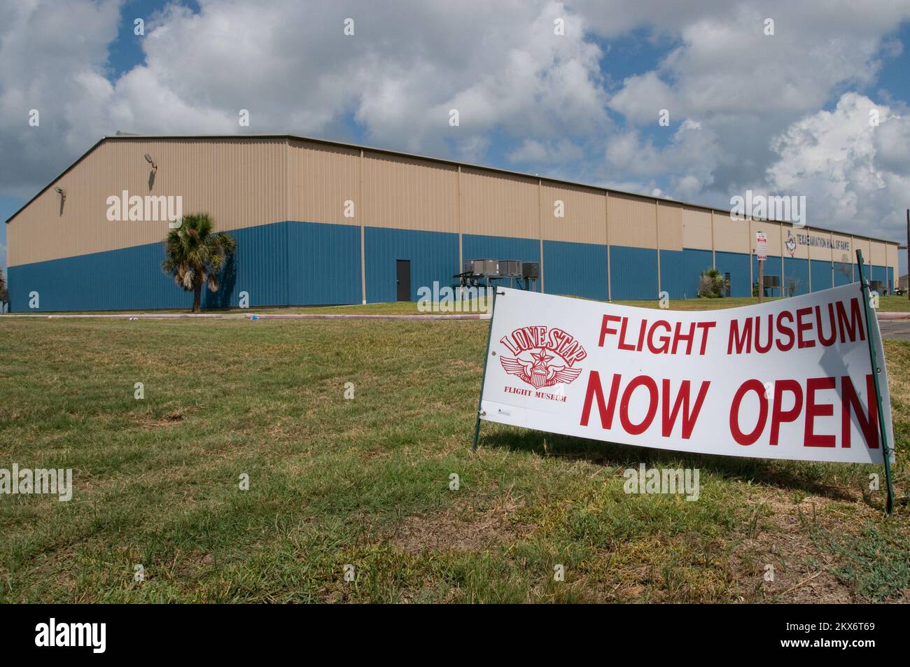Hurricane/Tropical Storm - Galveston, Texas, 17. August 2009 das Lone Star Texas Aviation Museum, das eine große Sammlung von Oldtimer-Flugzeugen beherbergt, wurde wiedereröffnet, was zum großen Teil auf die Unterstützung des Museums durch die FEMA zurückzuführen ist. Texas Hurricane Ike. Fotos zu Katastrophen und Notfallmanagementprogrammen, Aktivitäten und Beamten Stockfoto