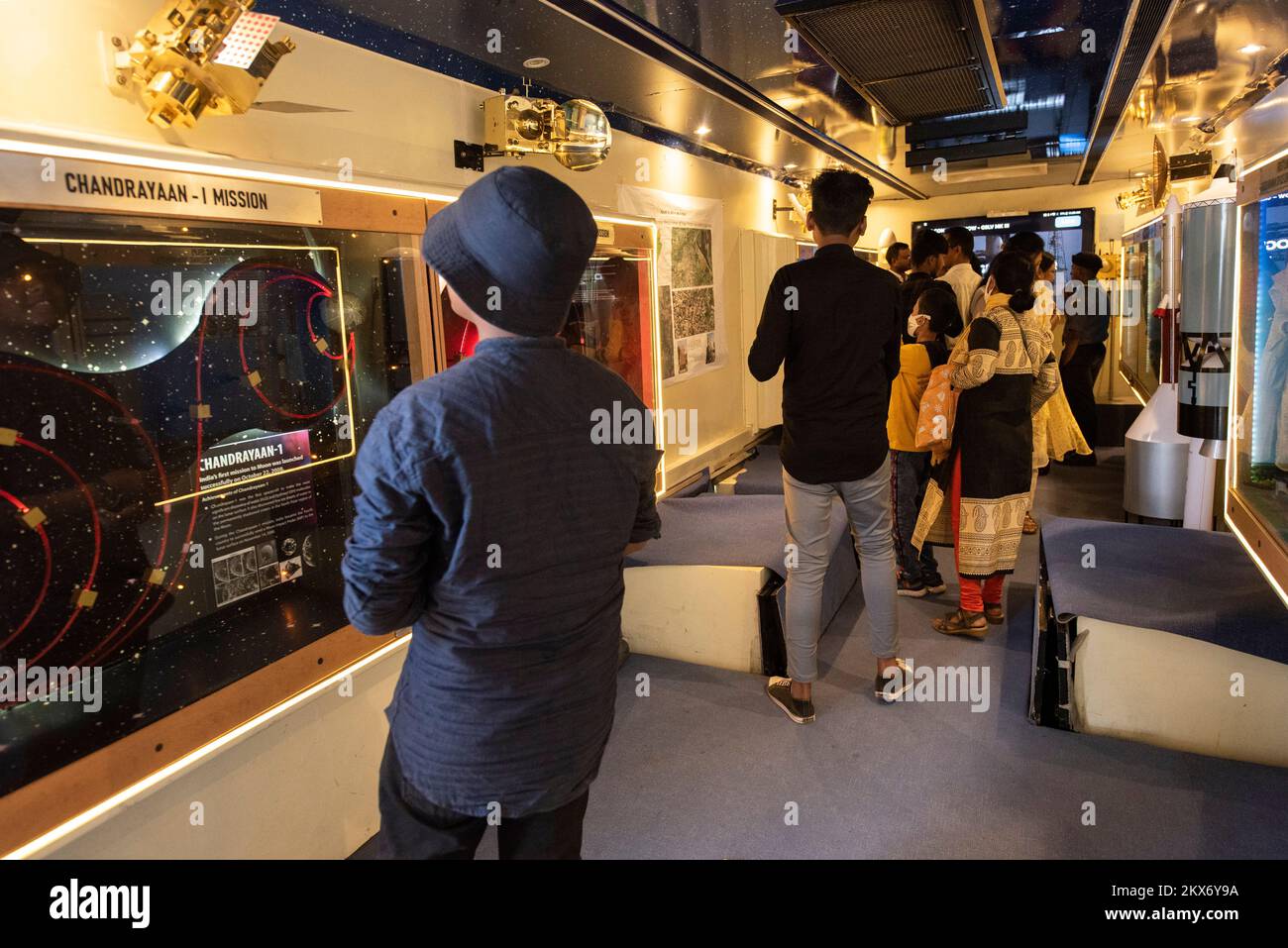 GUWAHATI, INDIEN - NOVEMBER 26: Besucher besuchen einen Bus der Indian Space Research Organisation (ISRO), der ein Modell einer indischen anderen Weltraummission zeigt, während der 49. National Students' Science Exhibition am 26. November 2022 in Guwahati, Indien. Stockfoto