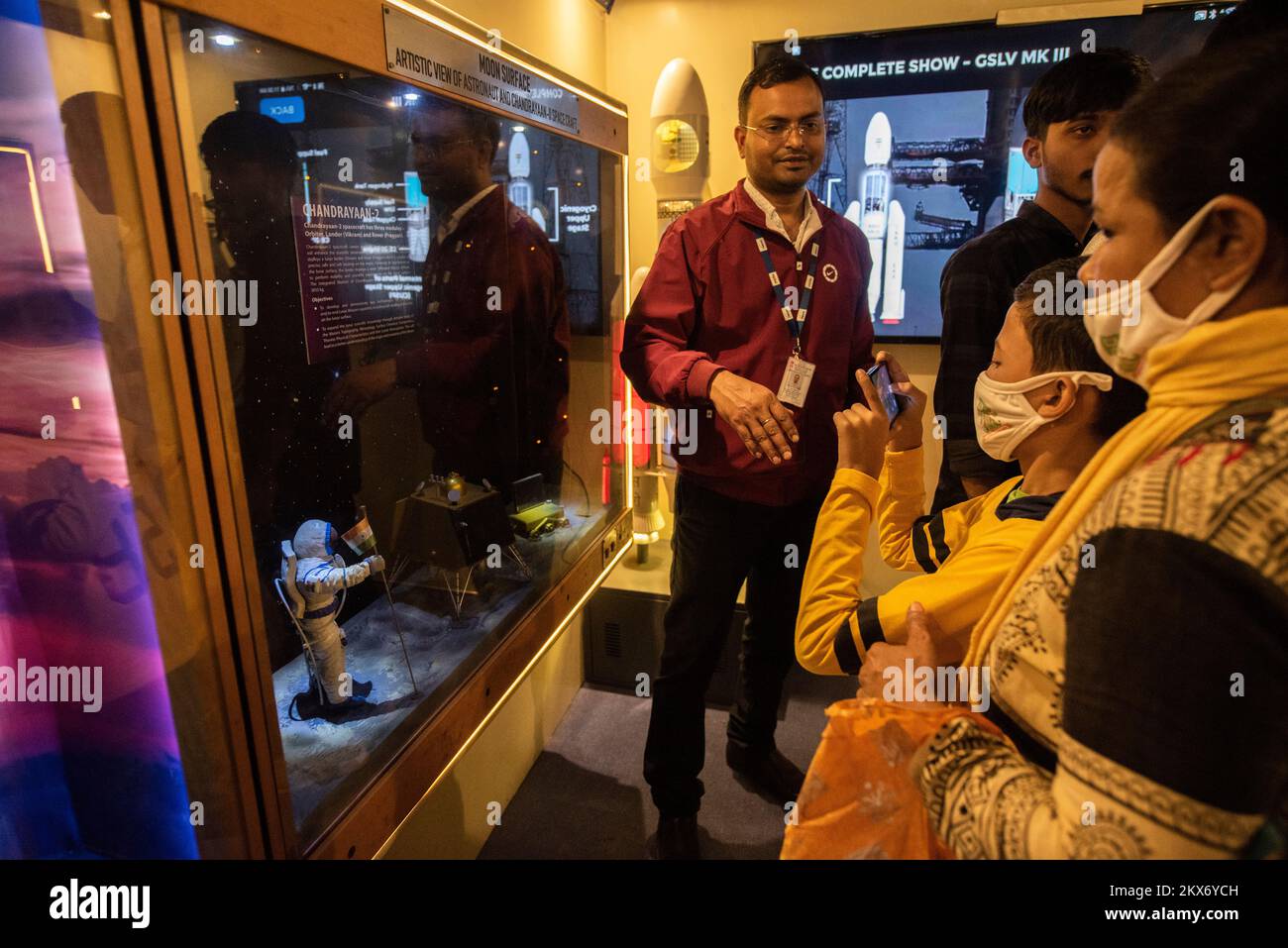 GUWAHATI, INDIEN - NOVEMBER 26: Besucher besuchen einen Bus der Indian Space Research Organisation (ISRO), der ein Modell einer indischen anderen Weltraummission zeigt, während der 49. National Students' Science Exhibition am 26. November 2022 in Guwahati, Indien. Stockfoto