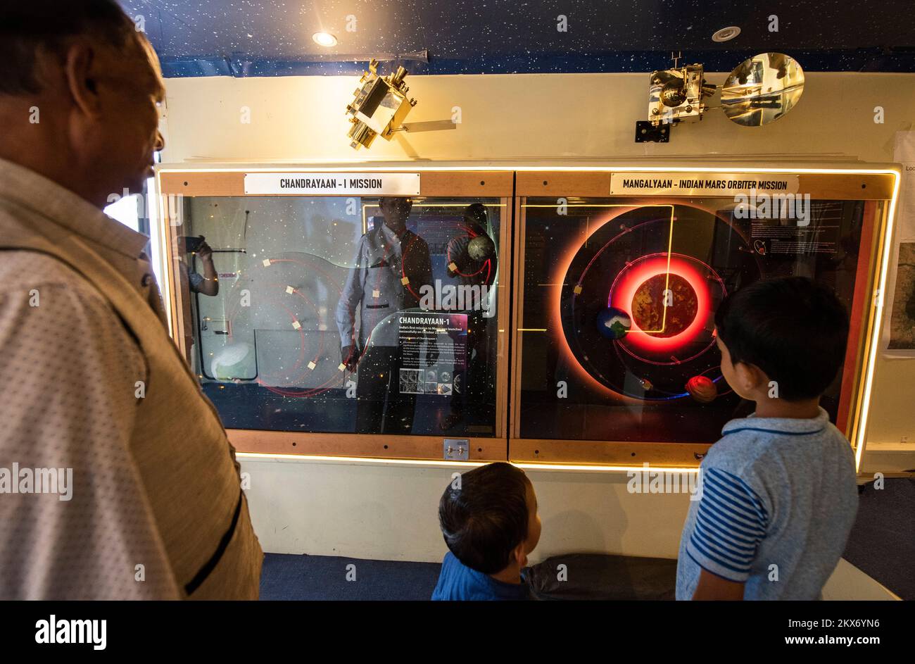 GUWAHATI, INDIEN - NOVEMBER 26: Besucher besuchen einen Bus der Indian Space Research Organisation (ISRO), der ein Modell einer indischen anderen Weltraummission zeigt, während der 49. National Students' Science Exhibition am 26. November 2022 in Guwahati, Indien. Stockfoto