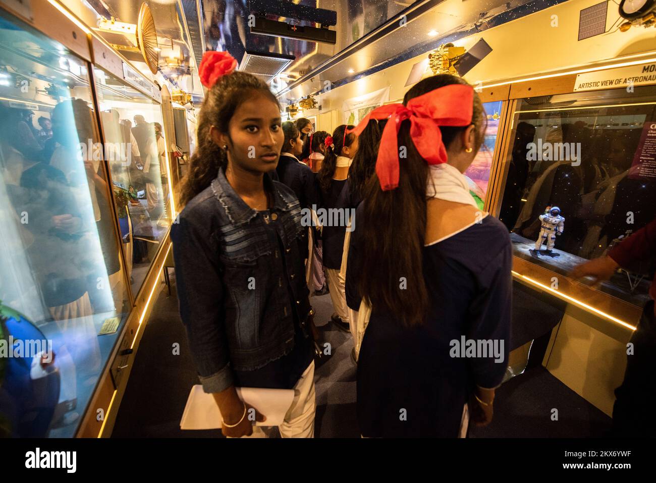 GUWAHATI, INDIEN - NOVEMBER 26: Besucher besuchen einen Bus der Indian Space Research Organisation (ISRO), der ein Modell einer indischen anderen Weltraummission zeigt, während der 49. National Students' Science Exhibition am 26. November 2022 in Guwahati, Indien. Stockfoto