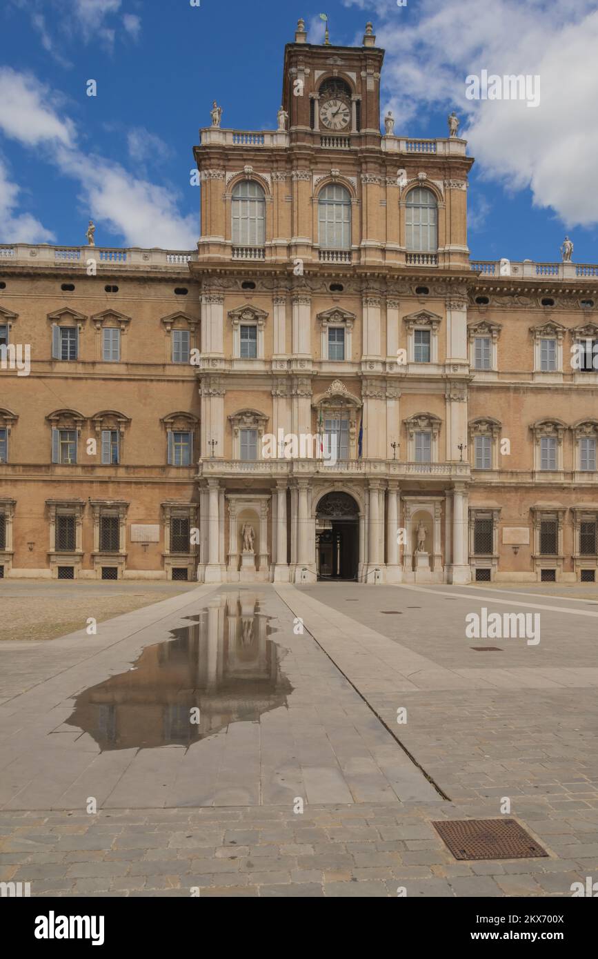 palazzo ducale piazza roma a modena Participolare Stockfoto