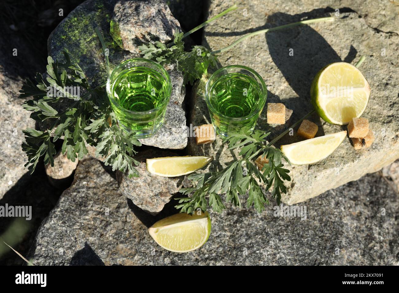 Grünes Absinth-Getränkemuster auf Steinhintergrund mit Kopierraum Stockfoto