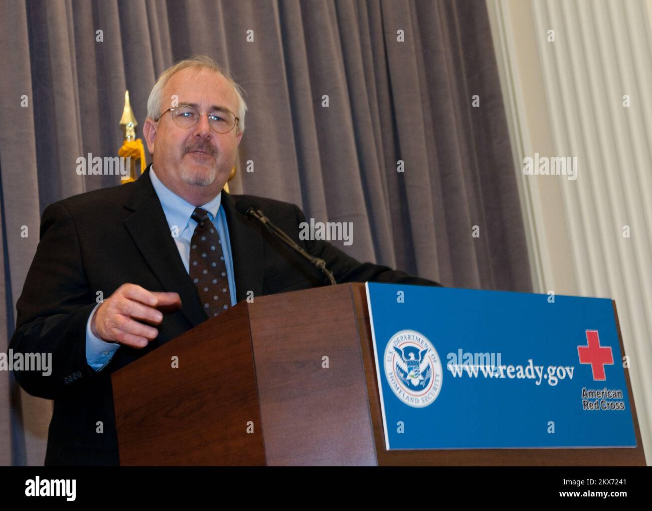 Washington, D.C., 29. September 2009 FEMA-Administrator, W. Craig Fugate, spricht vor der Rede von Janet Napolitano zur Verantwortung der Nation für die Bereitschaft und die Widerstandsfähigkeit des amerikanischen Volkes vor dem Hauptquartier des amerikanischen Roten Kreuzes. Barry Bahler/DHS... Fotos zu Katastrophen- und Notfallmanagementprogrammen, Aktivitäten und Beamten Stockfoto