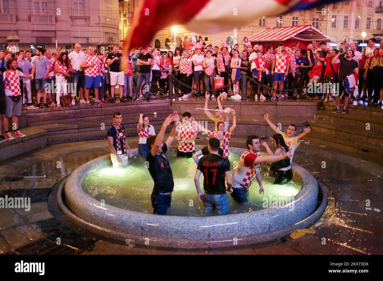 07 07 2018 Kroatien Zagreb Die Fans Feiern Nach Dem Sieg Der 07-07-2018-kroatien-zagreb-die-fans-feiern-nach-dem-sieg-der