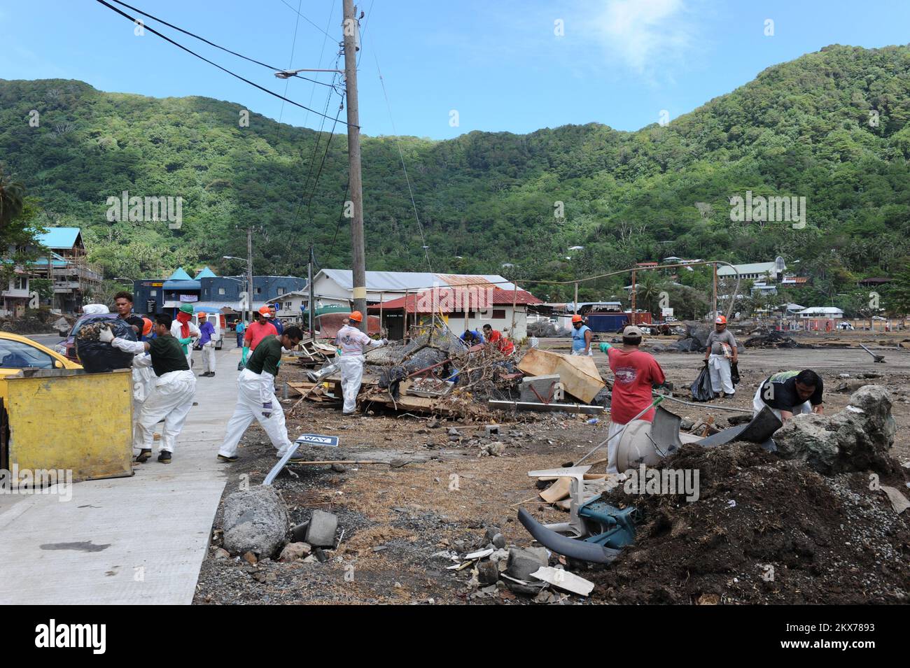 Erdbeben Tsunami - Pago Pago, Amerikanisch-Samoa, 9. Oktober 2009 die Dorfbewohner von Pago Pago entfernen weiterhin Trümmer von den jüngsten Tsunami-Schiffen. Über einen Zeitraum von zwei Tagen arbeiteten lokale und Bundesbeamte Seite an Seite mit den Überlebenden, um Katastrophenschutt in Dörfern auf der ganzen Insel zu beseitigen. Dan Stoneking/FEMA. Erdbeben, Tsunami und Überschwemmungen in Amerikanisch-Samoa. Fotos zu Katastrophen- und Notfallmanagementprogrammen, Aktivitäten und Beamten Stockfoto