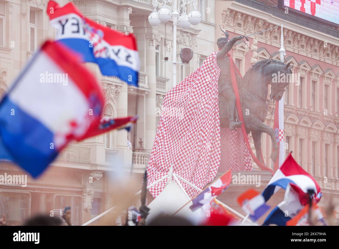 15.07.2018., Zagreb - Atmosphäre im Fanclub „Be Stolz“ auf dem Ban Josip Jelacica Platz zu Beginn des Finales der FIFA-Weltmeisterschaft 2018 in Russland zwischen Frankreich und Kroatien. Foto: Filip Kos/PIXSELL Stockfoto