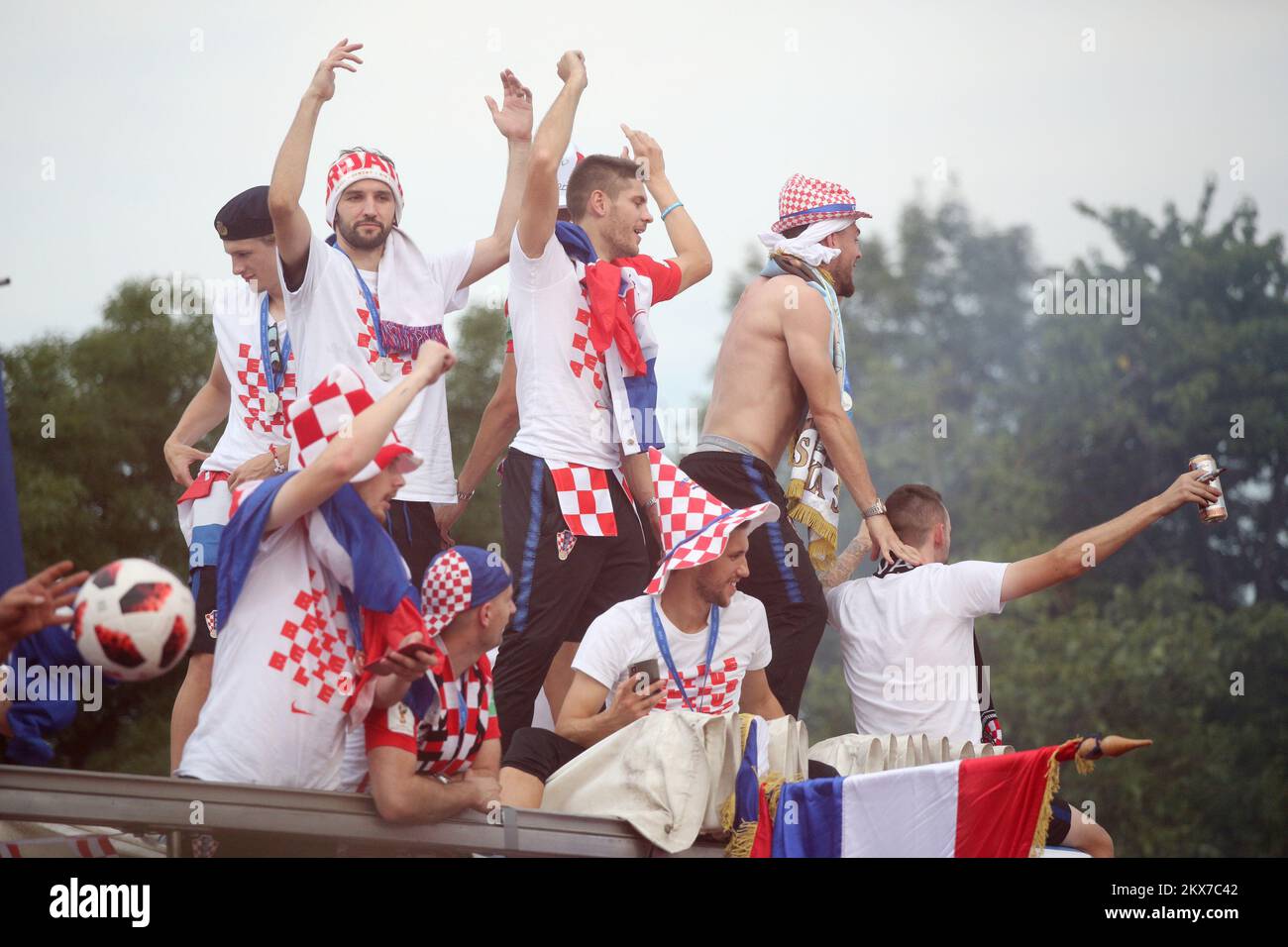 16.07.2018., Kroatien, Zagreb - die versammelten Bürger begrüßen die kroatische Fußballmannschaft, nachdem sie von der Weltmeisterschaft zurückgekehrt sind, wo sie die Silbermedaille gewonnen haben. Foto: Zarko Basic/PIXSELL Stockfoto