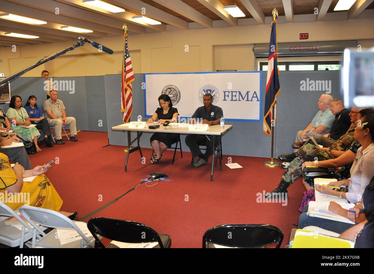 Erdbebenüberschwemmung Tsunami - Pago Pago, Amerikanisch-Samoa, 6. November 2009 Evelyn Langford, bevollmächtigte Vertreterin des Gouverneurs, Und Kenneth R. Tingman, Bundeskoordinator, veranstaltet eine Pressekonferenz im Gemeinsamen Außendienst, um die Fortschritte bei der Wiederherstellung seit dem Erdbeben, dem Tsunami und den Überschwemmungen vom 29. September 2009 zu erörtern. Tingman lobte die enge Zusammenarbeit, die die FEMA und ihre föderalen Partner von der Gebietsregierung Amerikanisch-Samoas erhalten haben. Erdbeben, Tsunami und Überschwemmungen in Amerikanisch-Samoa. Fotografien zu Katastrophen- und Notfallmanagementprogrammen, Stockfoto