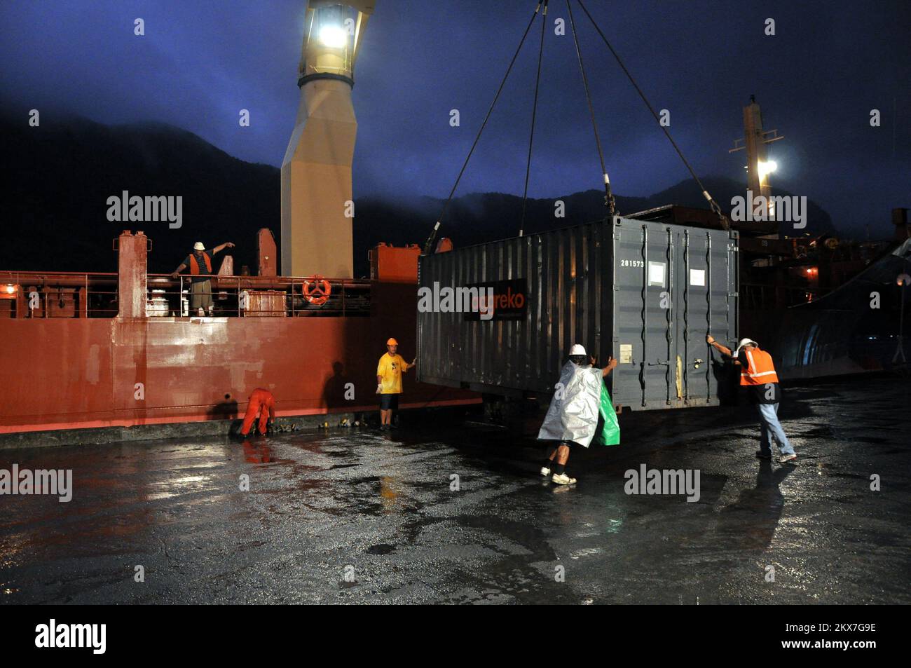 Erdbeben-Überschwemmung Tsunami - Pago Pago, Amerikanisch-Samoa, 14. November 2009 Ein komplettes Kraftwerk, verpackt als Set aus 54 Versandcontainern, kam in Amerikanisch-Samoa an Bord eines gecharterten Schiffes aus Singapur an. Die meisten wurden am nächsten Tag im Satala-Kraftwerk installiert, das am 29. September 2009 durch den Tsunami zerstört wurde. Wenn sie miteinander verbunden sind, ersetzen die Generatoren alle 14. 7 Megawatt verloren im Satala-Werk. Der Rest der Anlagen wurde im verbleibenden Kraftwerk der Insel in Tafuna installiert, wo die Anlage entlastet werden soll. Richard O'Reilly/FE Stockfoto