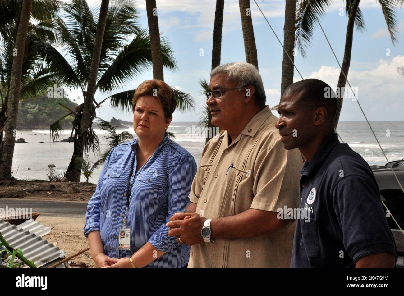 Erdbebenüberschwemmungen Tsunami - Amanave, Amerikanisch-Samoa, 13. November 2009 Nancy ward, Administrator der FEMA-Region IX, und Kenneth R. Tingman, Federal Coordinating Officer der FEMA in Amerikanisch-Samoa, hören zu, wie Tusi Suiaunoa, Chief Protocol Officer des Gouverneursbüros, die Schäden und die Wiederherstellung im Dorf Amanave beschreibt. Viele Häuser in Amanave wurden durch den Tsunami vom 29. September 2009 zerstört, aber dort gab es keine Toten. Anderswo in Amerikanisch-Samoa gab es bis zu diesem Datum 32 bestätigte Todesfälle. Richard O'Reilly/FEMA... Fotos zu Katastrophen und Notfallmanagement Stockfoto