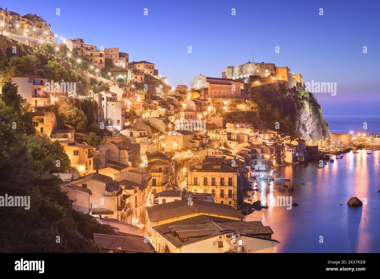 Scilla, Italien, an der Mittelmeerküste in der Abenddämmerung. Stockfoto