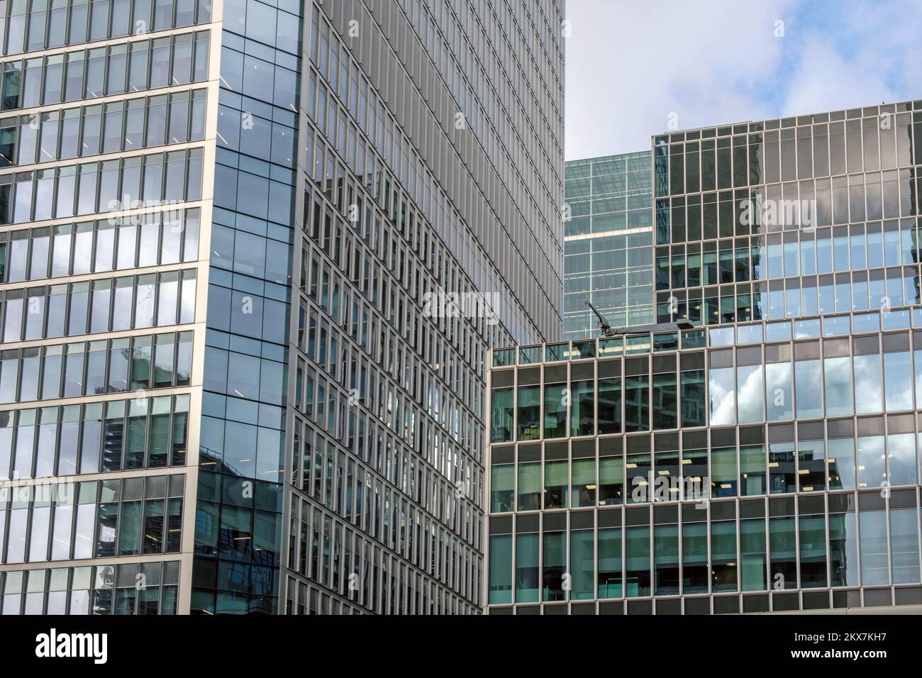 Geometrische Wolkenkratzer mit reflektierenden rechteckigen Fenstern an der Canary Wharf, London. Stockfoto