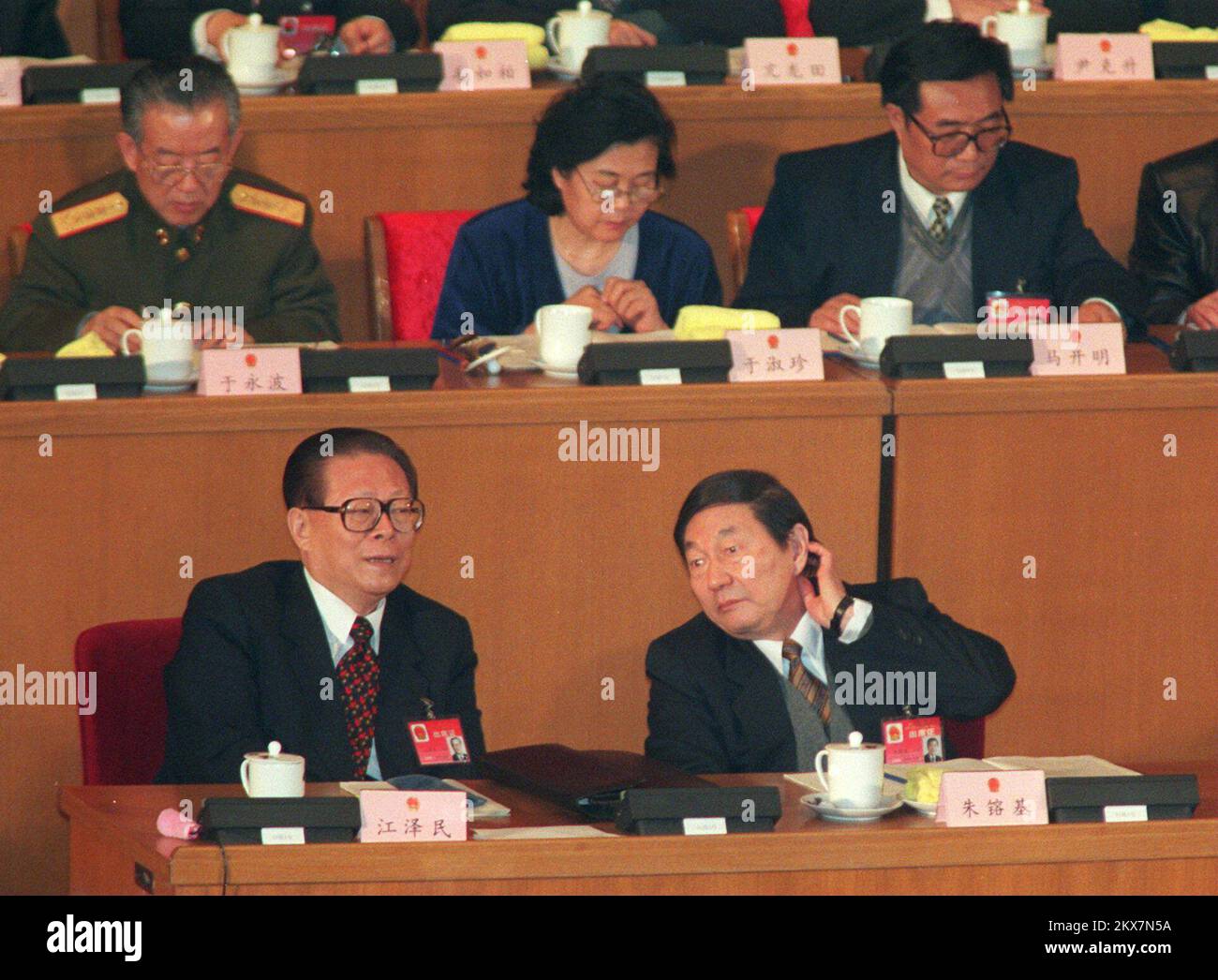 Der chinesische Präsident Jiang Zemin (L) und der neue chinesische Ministerpräsident Zhu Rongji (R) unterhielten sich während des 9.. NPC-Treffens ***NICHT FÜR WERBEZWECKE*** Stockfoto