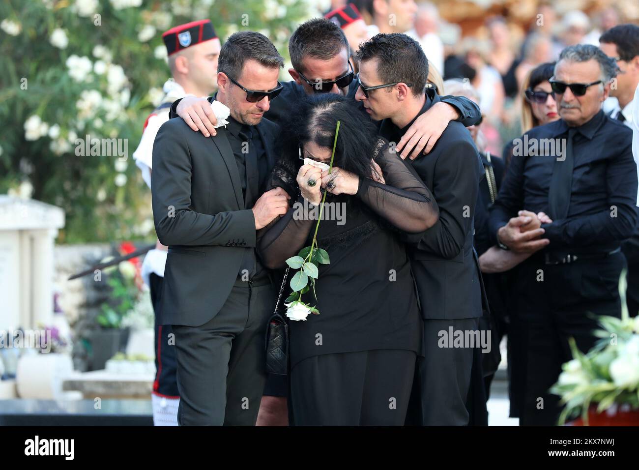 01.08.2018., Vela Luka, Kroatien - Familie, Freunde, Partner und Fans auf der Beerdigung des beliebten kroatischen Sängers Oliver Dragojevic helfte am St. Roch Friedhof in seiner Heimatstadt Vela Luka auf der Insel Korcula. Stockfoto