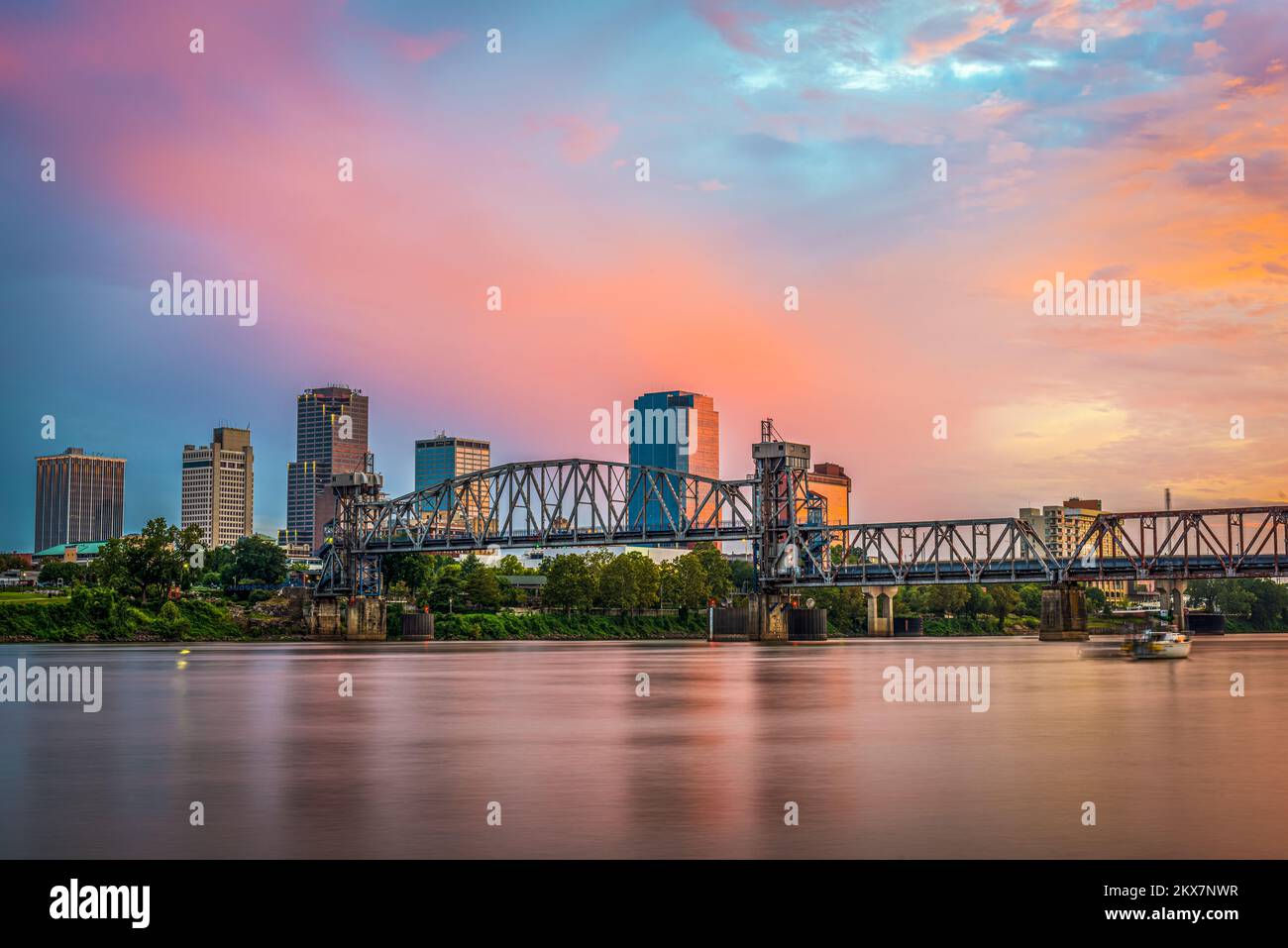 Little Rock, Arkansas, USA, Skyline im Stadtzentrum am Arkansas River bei Sonnenaufgang. Stockfoto