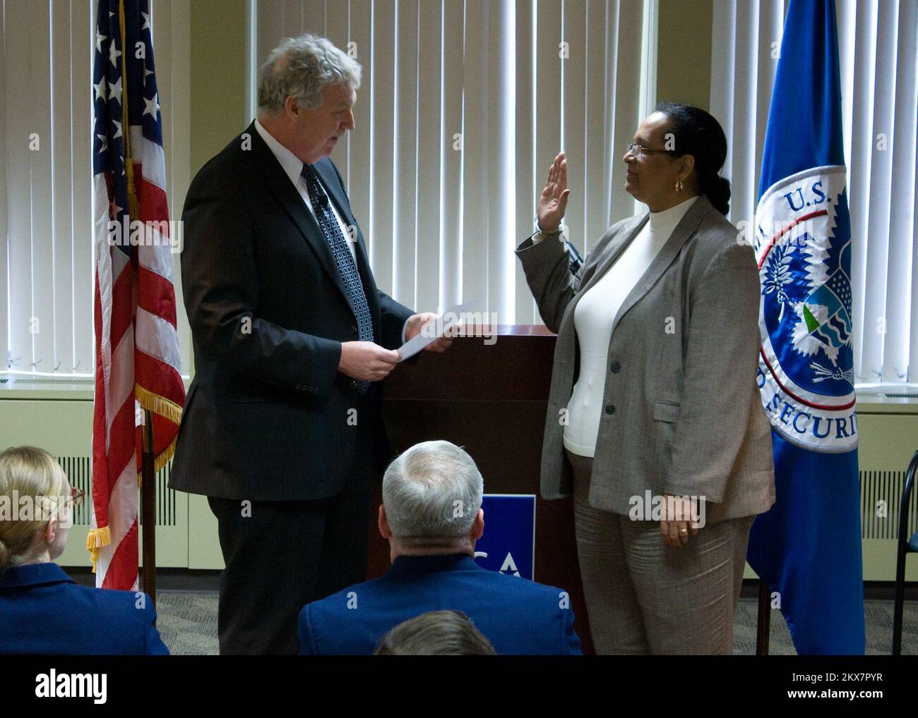 New York City, N. Y. , 22. Januar 2010 Stellvertretender Administrator vereidigt neuen Regionaladministrator Region II, Lynn Gilmore Canton. Elissa Jun/FEMA... Fotos zu Katastrophen- und Notfallmanagementprogrammen, Aktivitäten und Beamten Stockfoto