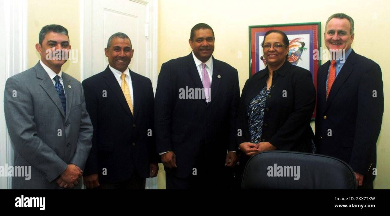 Puerto Rico, 9. Februar 2010 Treffen der Vertreter der FEMA und der Amerikanischen Jungferninseln in Puerto Rico. Abbildung von links nach rechts: Alejandro DeLaCampa (Direktor der Abteilung Karibischer Raum, Region II), Mark Walters (ehemaliger Direktor, VITEMA), USVI-Gouverneur John de Jongh, Jr, Lynn Canton (Administrator der FEMA-Region II) und Michael Moriarty (Stellvertretender Administrator der FEMA-Region II)... Fotos zu Katastrophen- und Notfallmanagementprogrammen, Aktivitäten und Beamten Stockfoto