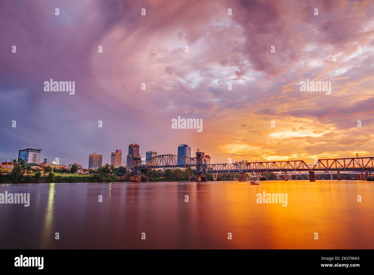 Little Rock, Arkansas, USA, Skyline im Stadtzentrum am Arkansas River bei Sonnenaufgang. Stockfoto