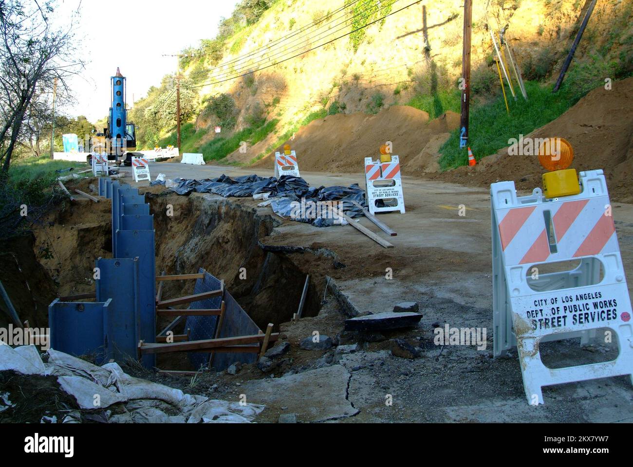 Überschwemmung Schlammlawine/Erdrutsche Schwerer Sturm Wintersturm - Los Angeles, Kalifornien , 11. März 2010 Mulholland Drive in westlicher Richtung östlich der Coldwater Canyon Avenue wurde geschlossen, nachdem heftige Regenfälle den Schlamm unter der Straßenoberfläche weggespült hatten, was zu einer Depression von 35 Fuß Breite und 10 Fuß Tiefe führte. Die Abteilung für öffentliche Arbeiten fordert etwa $600.000 in Notgeld aus der Stadt Los Angeles, um den Schaden zu reparieren. Adam DuBrowa/FEMA... Fotos zu Katastrophen- und Notfallmanagementprogrammen, Aktivitäten und Beamten Stockfoto