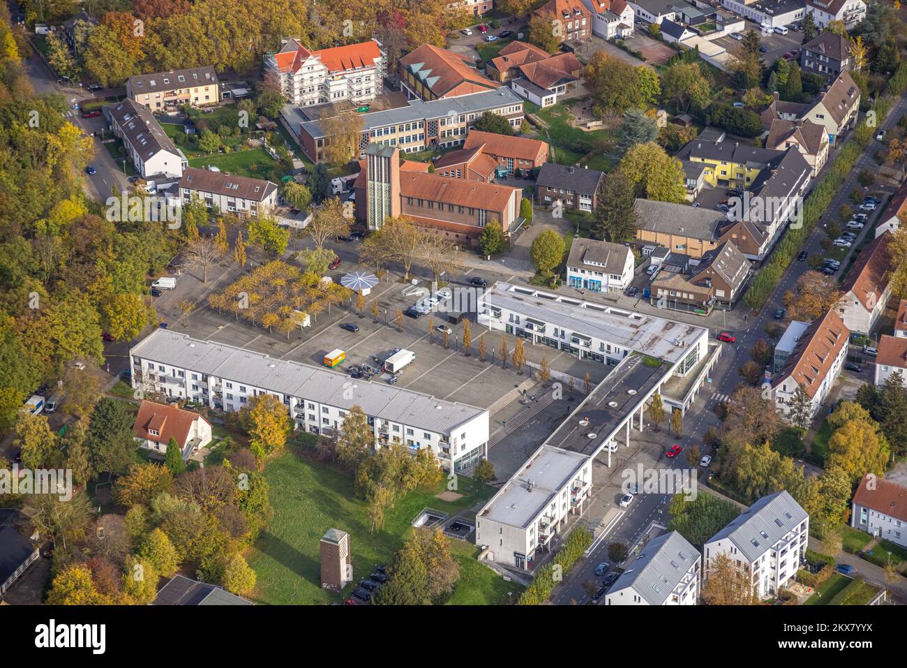 Luftaufnahme, St. Elisabeth Katholische Kirche, Am Stadtmarkt, Alfred Gleisner Platz, Pestalozzi Schulrenovierung, Bergkamen, Ruhrgebiet, Nordrhein-Wes Stockfoto