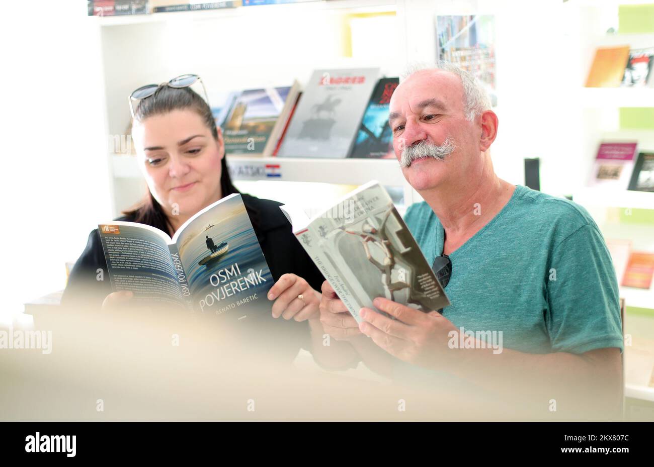 12.08.2018. Korcula - Franzose Joseph le Corre besitzt die einzige Buchhandlung auf der Insel Korcula namens "Kutak knjige" und arbeitet mit der kroatischen Dora Mikelic zusammen. Foto: Sanjin Strukic/PIXSELL Stockfoto