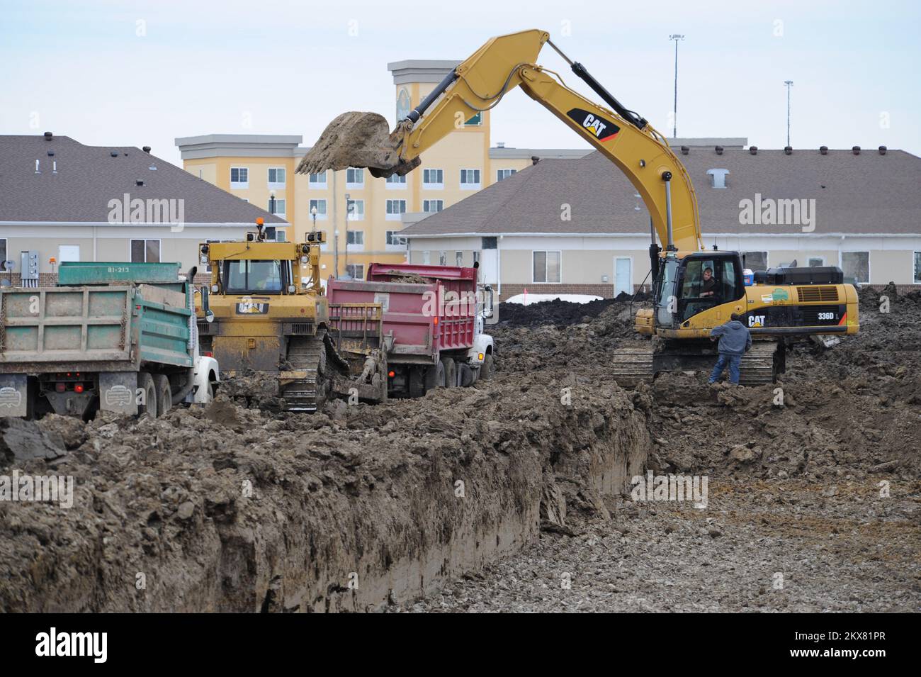 Überschwemmungen - Fargo, N. D. , 18. März 2010 Trucks werden aus einer Tongrube am südlichen Ende von Fargo gefüllt, um Deiche entlang des Red River zu bauen. Foto: Michael Rieger/FEMA. Überschwemmung In North Dakota. Fotos zu Katastrophen- und Notfallmanagementprogrammen, Aktivitäten und Beamten Stockfoto