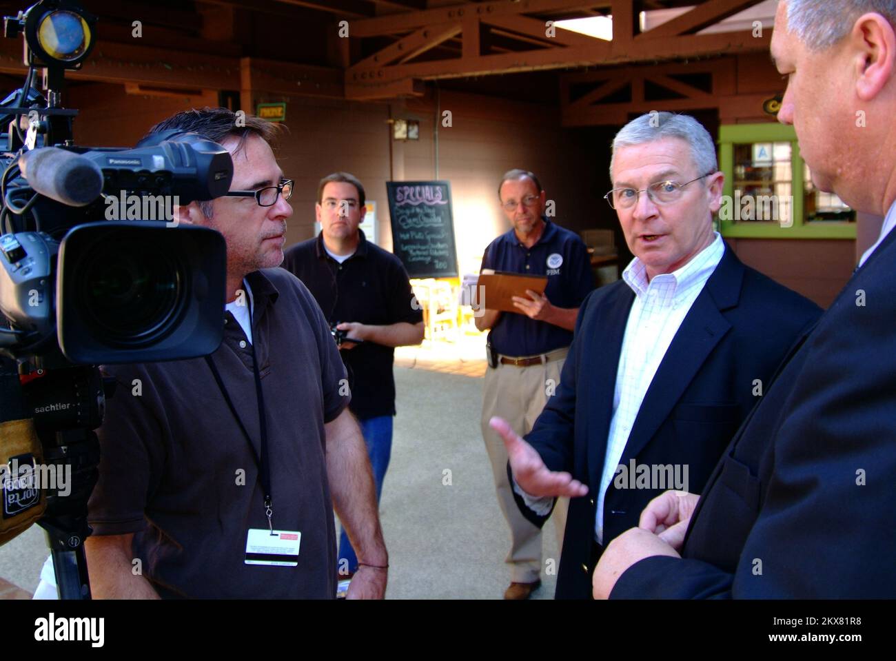Schlamm/Erdrutsch Schwerer Sturm Wintersturm - Pasadena, Kalifornien , 17. März 2010 FEMA Federal Coordinating Officer Michael Smith gibt und interviewt mit ABC News 7 bezüglich der staatlichen Beitreibungsbemühungen von DR 1884. Staatliche und förderfähige Kommunalregierungen und bestimmte private gemeinnützige Organisationen erhalten auf Kostenteilungsbasis Mittel für Notfallarbeiten und die Reparatur oder den Austausch von Anlagen, die durch die schweren Winterstürme, Überschwemmungen und Trümmerströme in den Grafschaften Calaveras, Imperial, Los Angeles, Riverside, San Bernardino, Und Siskiyou... Adam Dub Stockfoto
