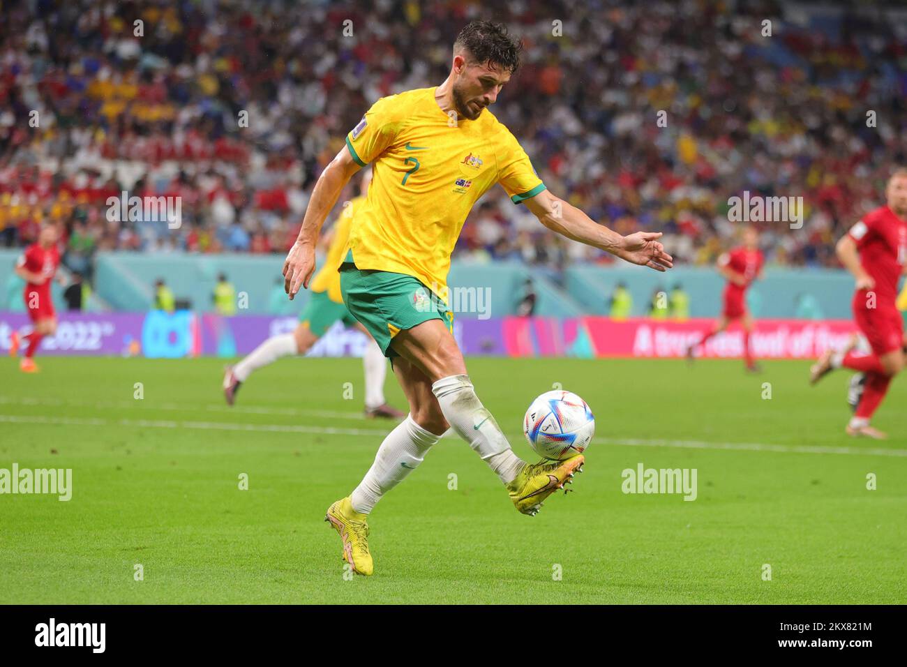 Al-Wakrah, Katar. 30.. November 2022. Mathew Leckie aus Australien kontrolliert den Ball während des FIFA World Cup Katar 2022 Group D Spiels zwischen Australien und Dänemark am 30. November 2022 im Al Janoub Stadium, Al Wakrah, Katar. Foto von Peter Dovgan. Nur redaktionelle Verwendung, Lizenz für kommerzielle Verwendung erforderlich. Keine Verwendung bei Wetten, Spielen oder Veröffentlichungen von Clubs/Ligen/Spielern. Kredit: UK Sports Pics Ltd/Alamy Live News Stockfoto