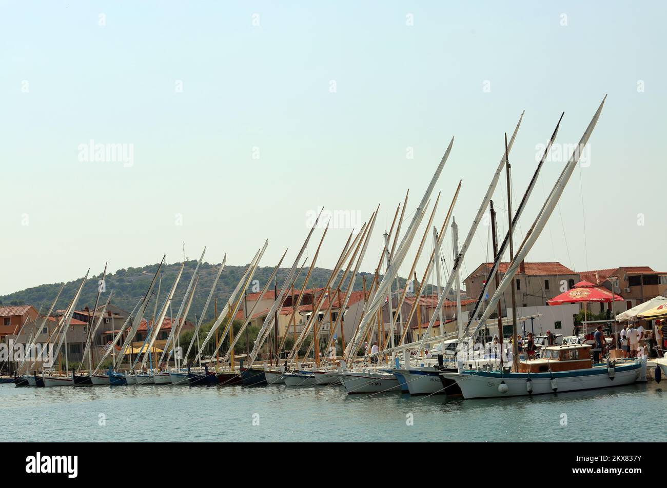 19.08.2018., Betina, Kroatien - 16. Regatta for Body and Soul. Die „Gajeta“ von Betina ist ein solides Bauernboot mit einem Lateen-Segel, das 1740 von den Einheimischen genutzt wurde, um zu ihren fernen Anwesen in Kornati, Modrave, Prosika und Vrana-See zu segeln. Zu Ehren dieses "heiligen Schiffes" findet jedes Jahr die sogenannte "Regatta für Körper und Seele" statt. Diese Regatta wurde gegründet, um diese effizientesten traditionellen Holzschiffe zu fördern, mit denen die Arbeiter und Fischer jahrhundertelang segelten und damit ihre außergewöhnlichen Qualitäten bestätigten, wie die Bewohner von Betina oft stolz betonen. Alle Stockfoto