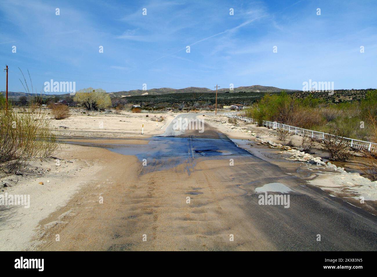 Überschwemmung Schlammlawine/Erdrutsche Schwerer Sturm Wintersturm - Hesperia, Kalifornien , 20. März 2010 die Ranchero Road erlitt schwere Überschwemmungen und Schlammströme entlang der kurvenreichen Straßen. Dies ist einer von vielen beschädigten Autobahnabschnitten, der für öffentliche Unterstützung in Frage kommt, um Schlaglöcher zu reparieren und Trümmer zu entfernen. Adam DuBrowa/FEMA.. Schwere Winterstürme, Überschwemmungen, Trümmer und Schlamm in Kalifornien. Fotos zu Katastrophen- und Notfallmanagementprogrammen, Aktivitäten und Beamten Stockfoto