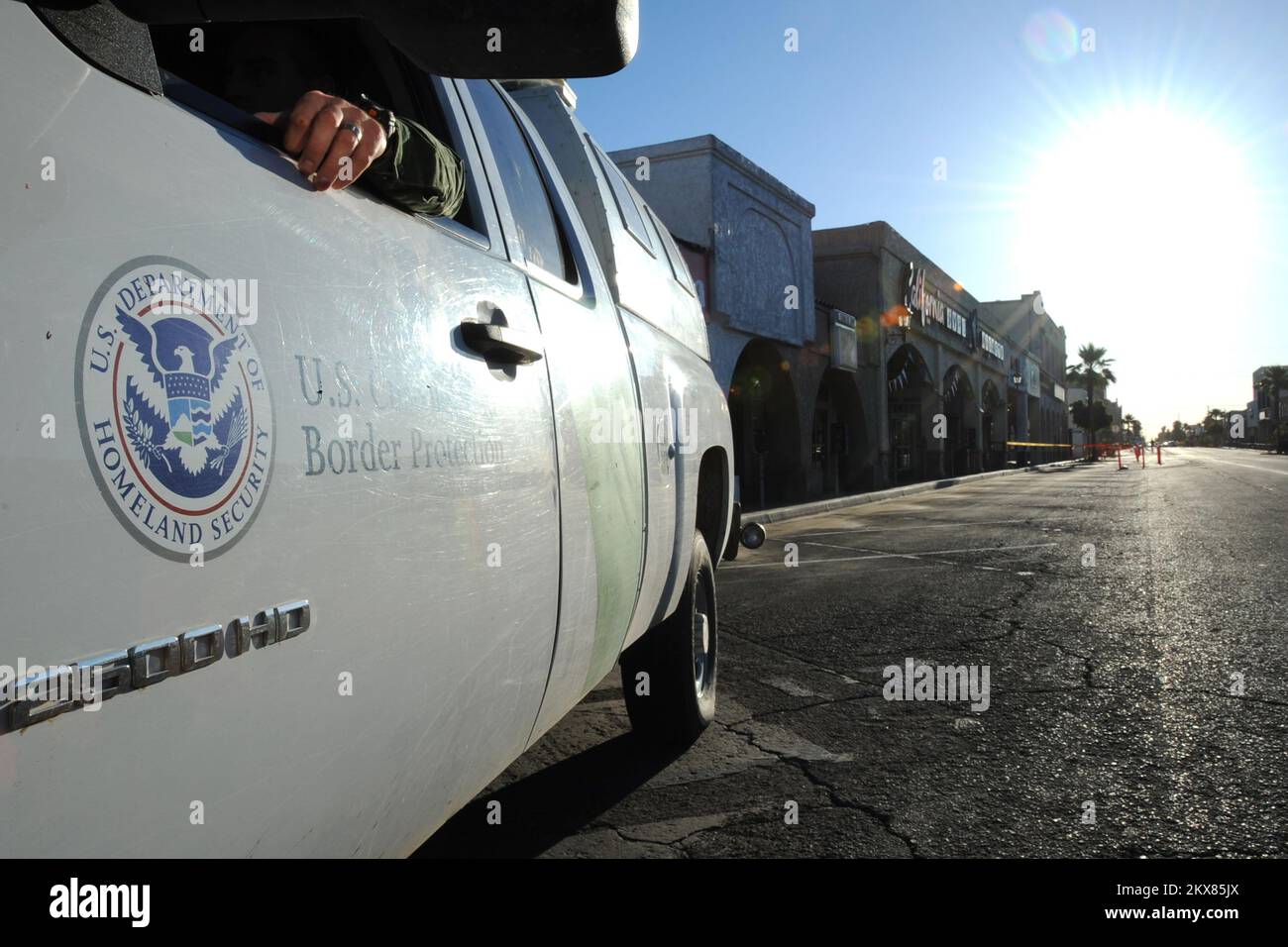 Erdbeben - Calexico, Kalifornien , 7. April 2010 US-Grenzschutzbeamte halten die beschädigten Unternehmen und öffentlichen Einrichtungen eng ab, um Plünderungen und Diebstähle zu verhindern. Eine Größe von 7. 2 das Erdbeben erschütterte die Stadt zu Ostern und ließ viele Einrichtungen, Straßen und öffentliche Gebäude geschlossen, kaputt und ungeschützt. Adam DuBrowa/FEMA.. Fotos zu Katastrophen- und Notfallmanagementprogrammen, Aktivitäten und Beamten Stockfoto
