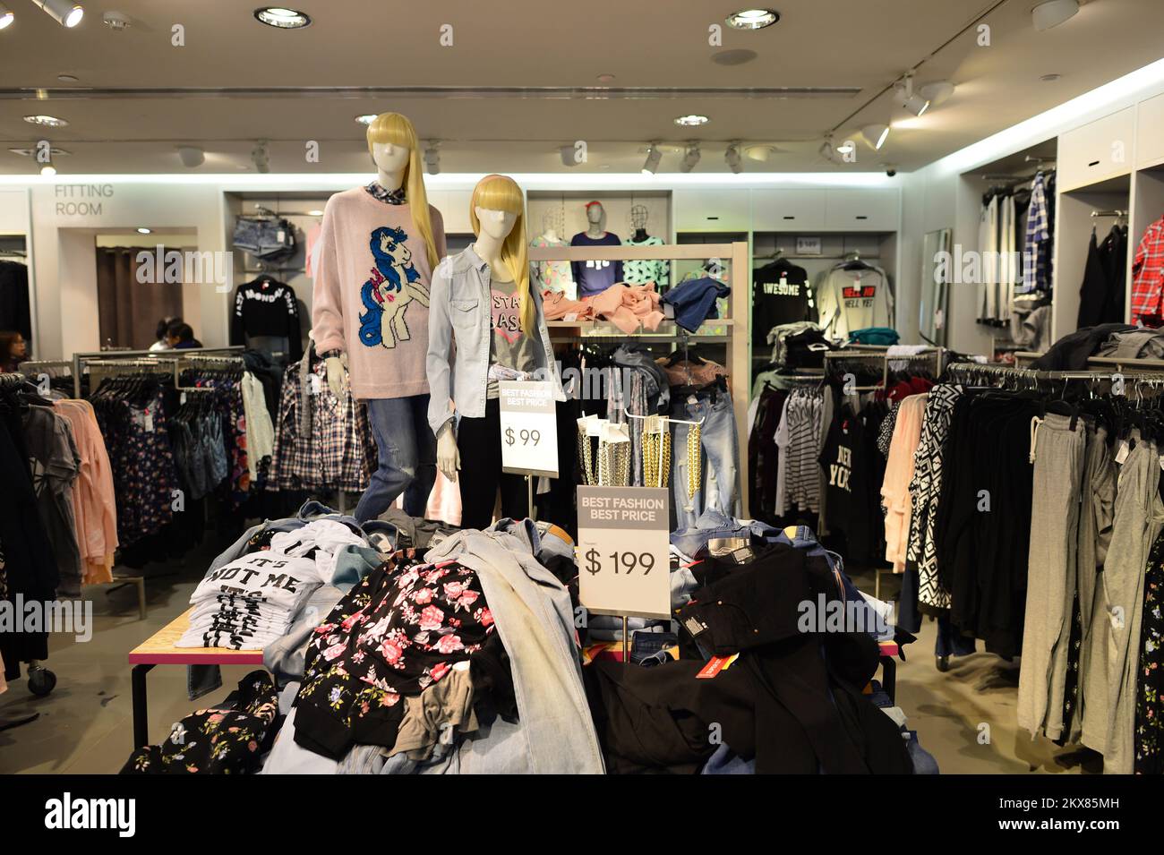 Hongkong, China - Februar 04, 2015: Einkaufszentrum Interieur. In Hongkong eine große Auswahl an Boutiquen, designer Flagship Stores, Res Stockfoto