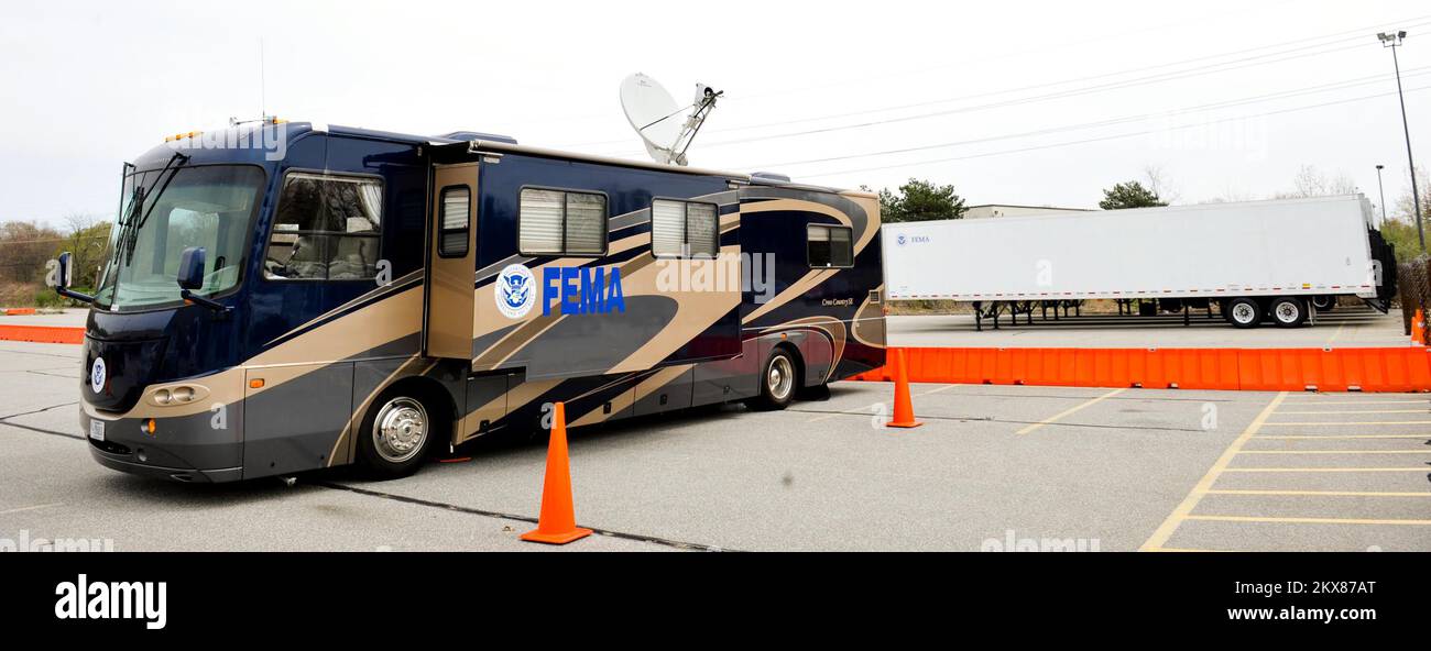Überschwemmung - Warwick, R. I.. Am 13. April 2010 wird Ein mobiles Disaster Recovery Center in der JFO des Gemeinsamen Außenbüros eingerichtet, um den von der jüngsten Überschwemmung betroffenen Personen zu helfen. Foto: Michael Rieger/FEMA. Rhode Island, schwere Stürme und Überschwemmungen. Fotos zu Katastrophen- und Notfallmanagementprogrammen, Aktivitäten und Beamten Stockfoto