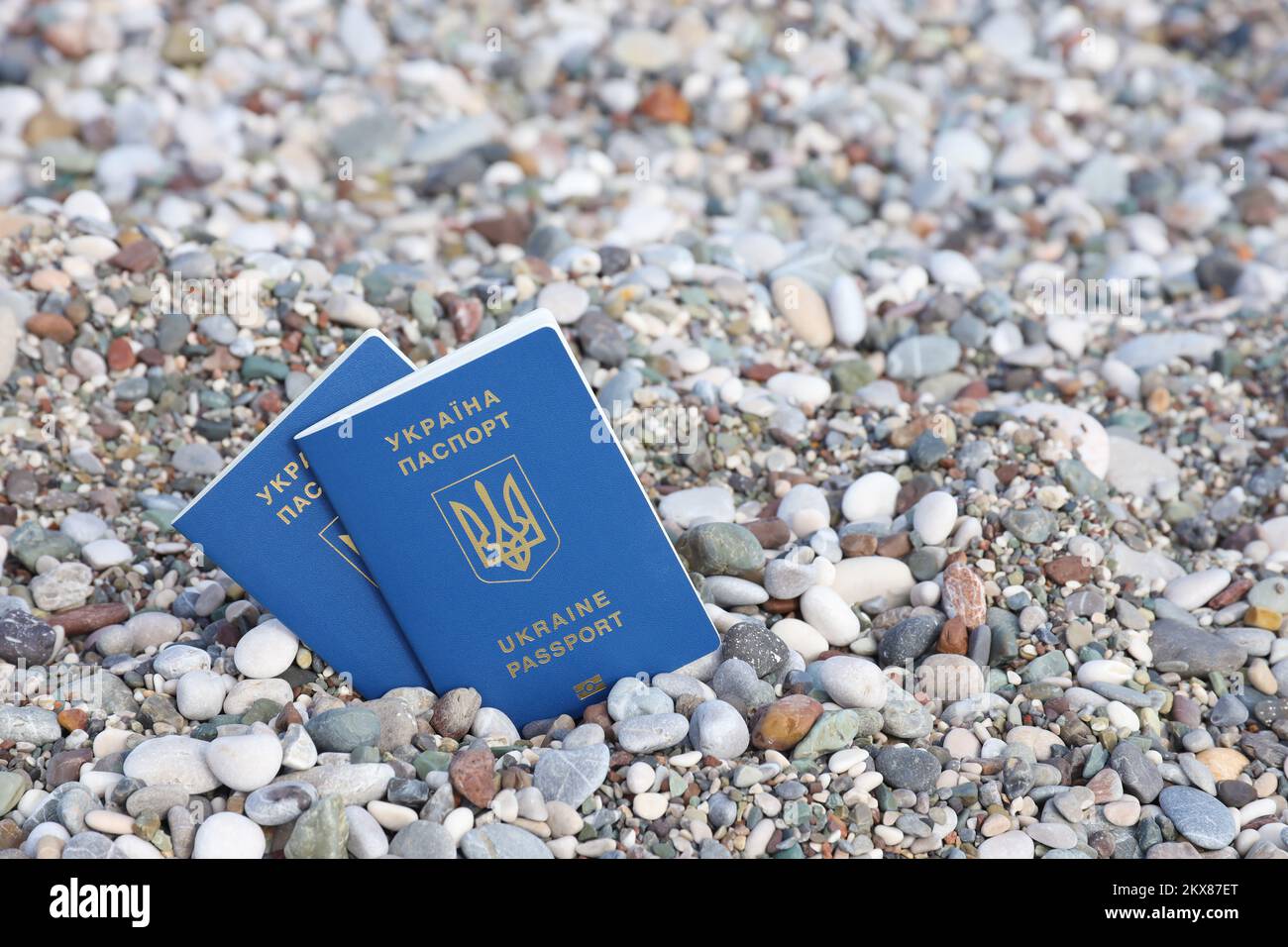 Mit dem neuen biometrischen ukrainischen Reisepass können Sie ohne Visum in europäische Urlaubsländer der Europäischen Union reisen. Visafreies elektronisches ausweisdokument. Ukrainer bekommen neue internationale Pässe Stockfoto