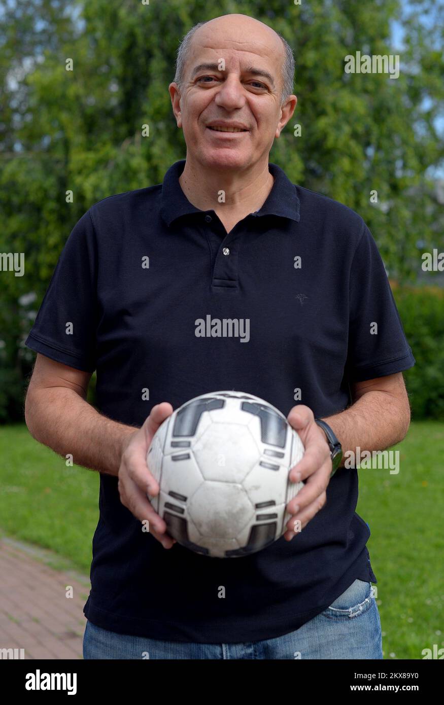 ARCHIVFOTOS von Drago Cosic. Drago Cosic, einer der berühmtesten kroatischen Sport-TV-Kommentatoren, wurde berühmt, nachdem er über die jüngste Welt Cuo gesprochen hatte, wo Kroatien das Finale erreichte. Angeblich am Weiterverkauf auf dem Schwarzmarkt teilgenommen hat.der Preis eines illegal verkauften Tickets für das Finale zwischen Frankreich und Kroatien betrug fast 20000 Euro, und es wird Gerüchten zufolge wurden vier Tickets für das Spiel auf dem Schwarzmarkt angeboten.im enf, Die Tickets wurden nicht verkauft, weil der Verkauf im letzten Moment von der FIFA blockiert wurde.die Affäre begann dank der FIFA, die den Euro fragte Stockfoto