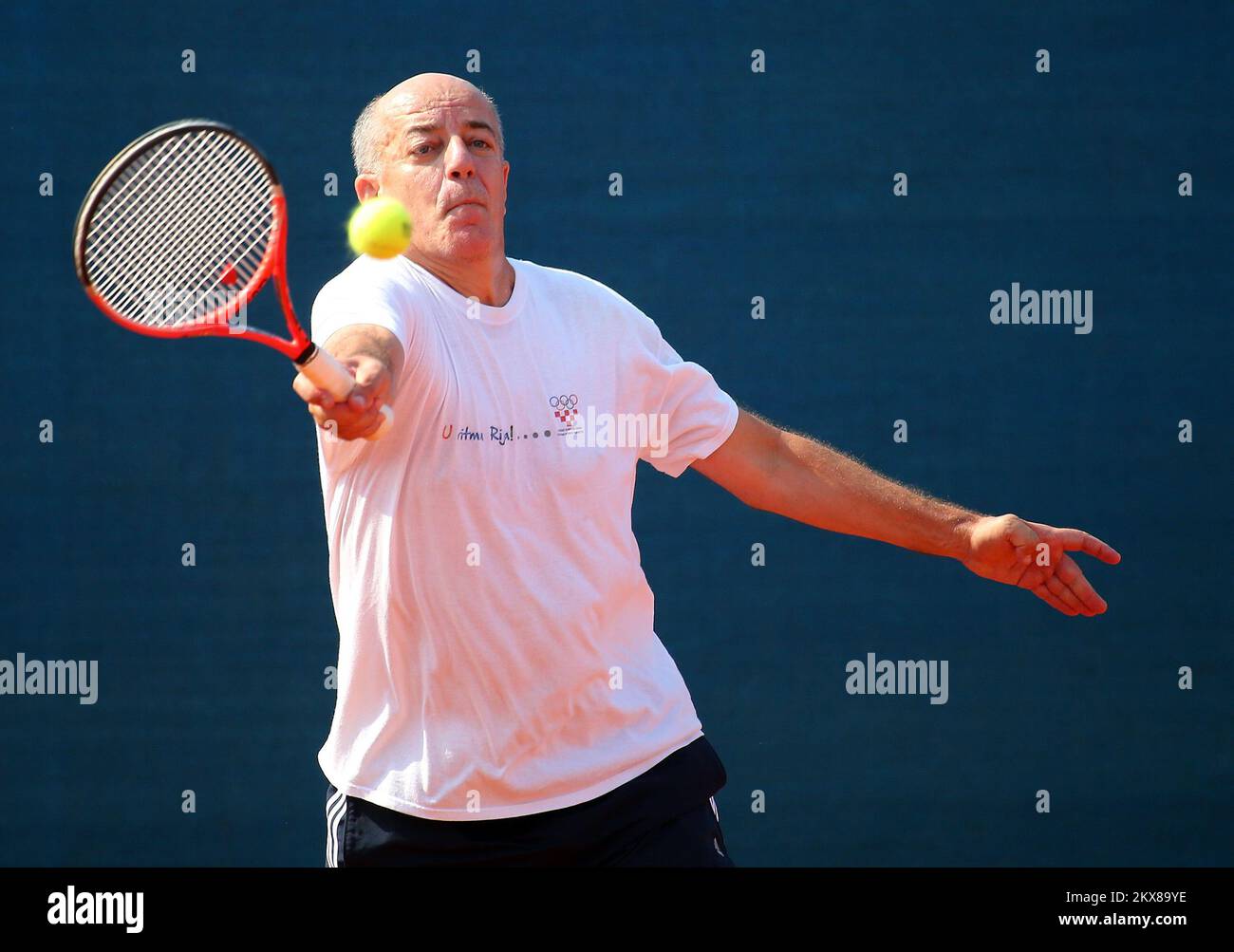 ARCHIVFOTOS von Drago Cosic. Drago Cosic, einer der berühmtesten kroatischen Sport-TV-Kommentatoren, wurde berühmt, nachdem er über die jüngste Welt Cuo gesprochen hatte, wo Kroatien das Finale erreichte. Angeblich am Weiterverkauf auf dem Schwarzmarkt teilgenommen hat.der Preis eines illegal verkauften Tickets für das Finale zwischen Frankreich und Kroatien betrug fast 20000 Euro, und es wird Gerüchten zufolge wurden vier Tickets für das Spiel auf dem Schwarzmarkt angeboten.im enf, Die Tickets wurden nicht verkauft, weil der Verkauf im letzten Moment von der FIFA blockiert wurde.die Affäre begann dank der FIFA, die den Euro fragte Stockfoto