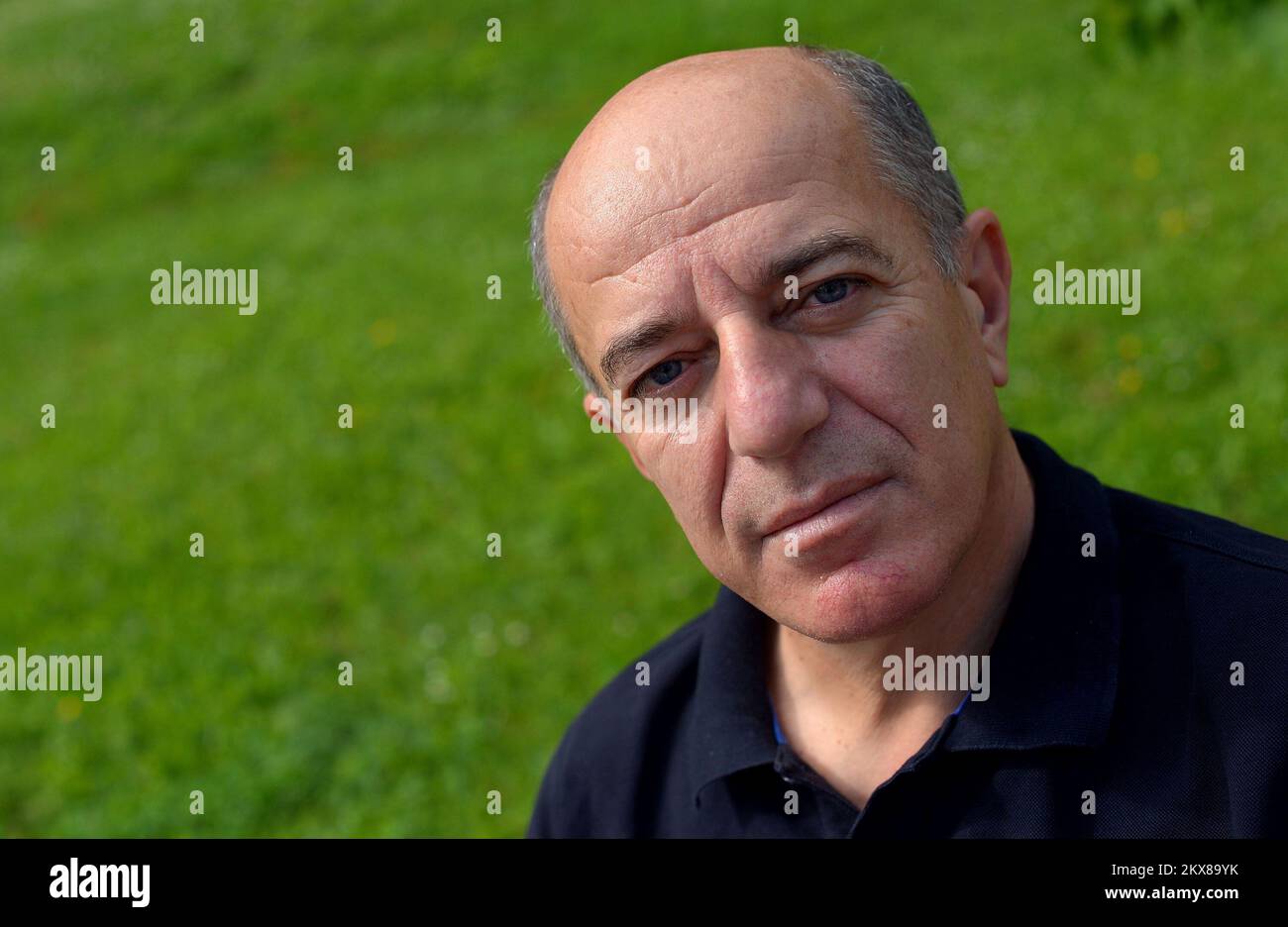 ARCHIVFOTOS von Drago Cosic. Drago Cosic, einer der berühmtesten kroatischen Sport-TV-Kommentatoren, wurde berühmt, nachdem er über die jüngste Welt Cuo gesprochen hatte, wo Kroatien das Finale erreichte. Angeblich am Weiterverkauf auf dem Schwarzmarkt teilgenommen hat.der Preis eines illegal verkauften Tickets für das Finale zwischen Frankreich und Kroatien betrug fast 20000 Euro, und es wird Gerüchten zufolge wurden vier Tickets für das Spiel auf dem Schwarzmarkt angeboten.im enf, Die Tickets wurden nicht verkauft, weil der Verkauf im letzten Moment von der FIFA blockiert wurde.die Affäre begann dank der FIFA, die den Euro fragte Stockfoto